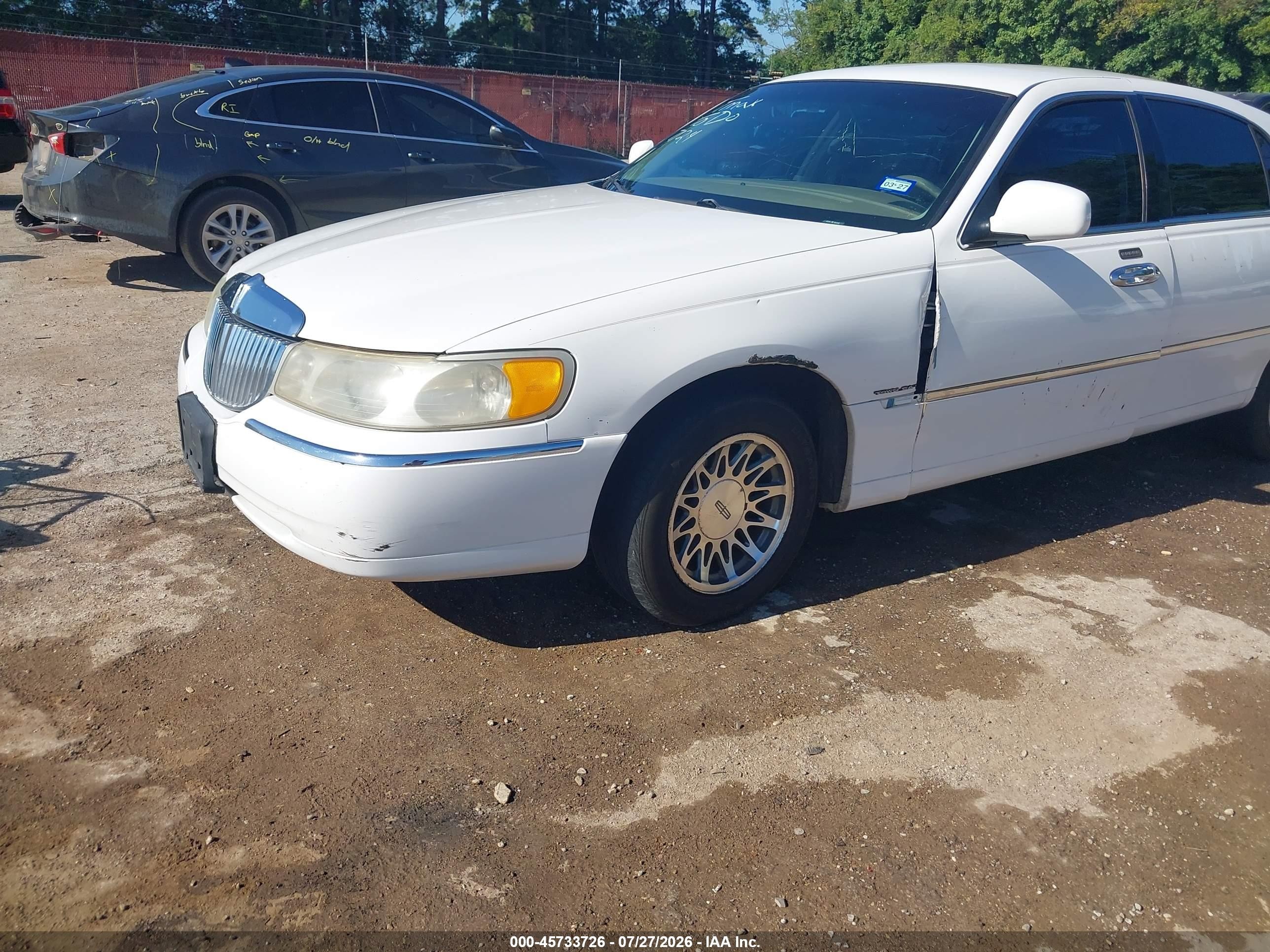 2000 Lincoln Town Car Signature White vin: 1LNHM82W2YY797528