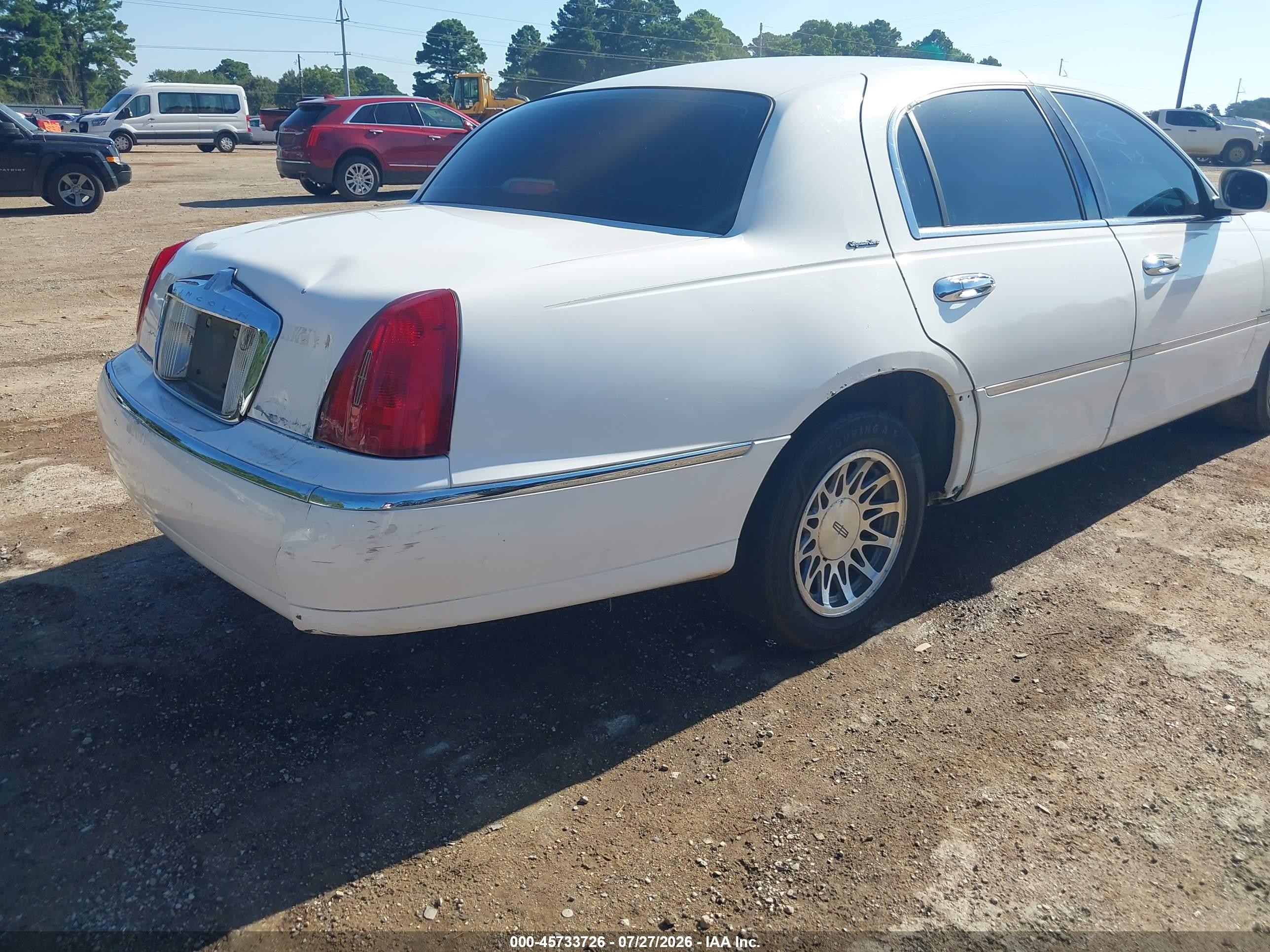 2000 Lincoln Town Car Signature White vin: 1LNHM82W2YY797528
