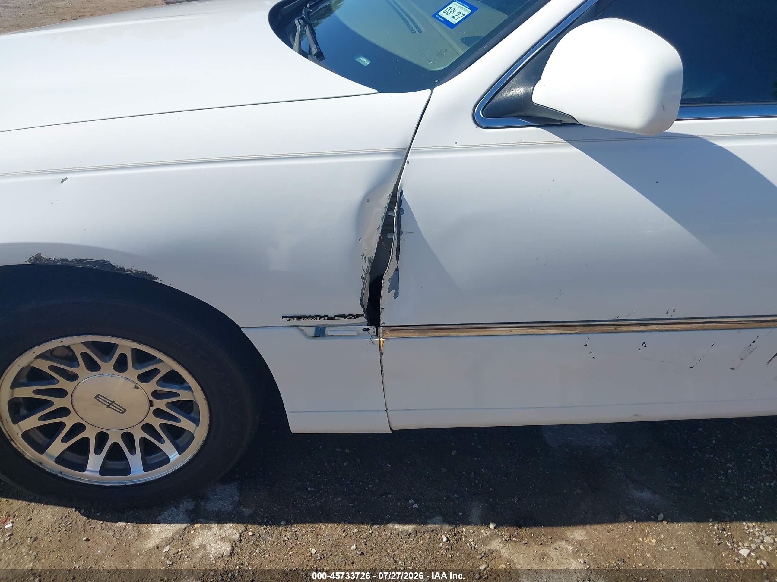 2000 Lincoln Town Car Signature White vin: 1LNHM82W2YY797528