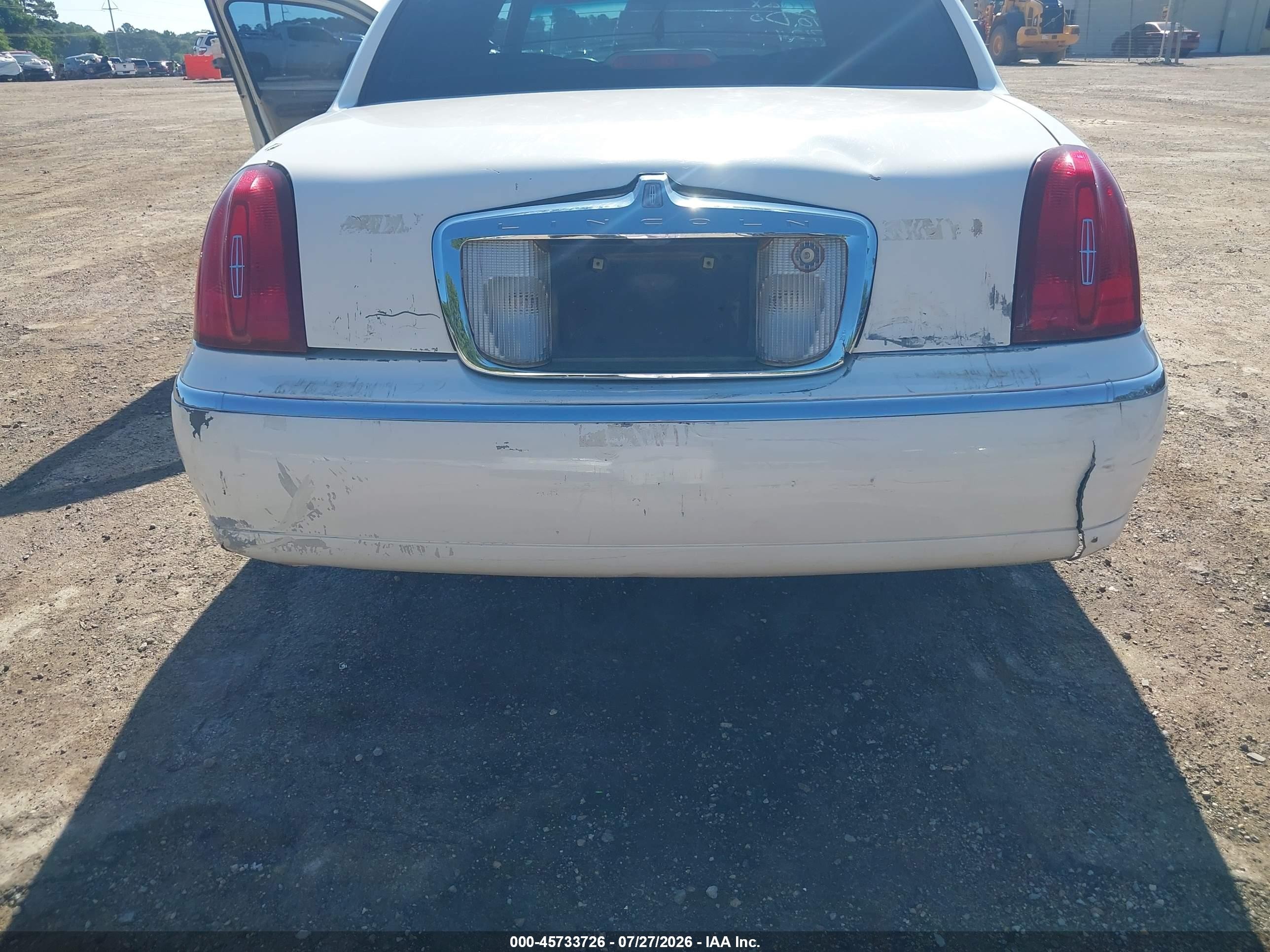 2000 Lincoln Town Car Signature White vin: 1LNHM82W2YY797528
