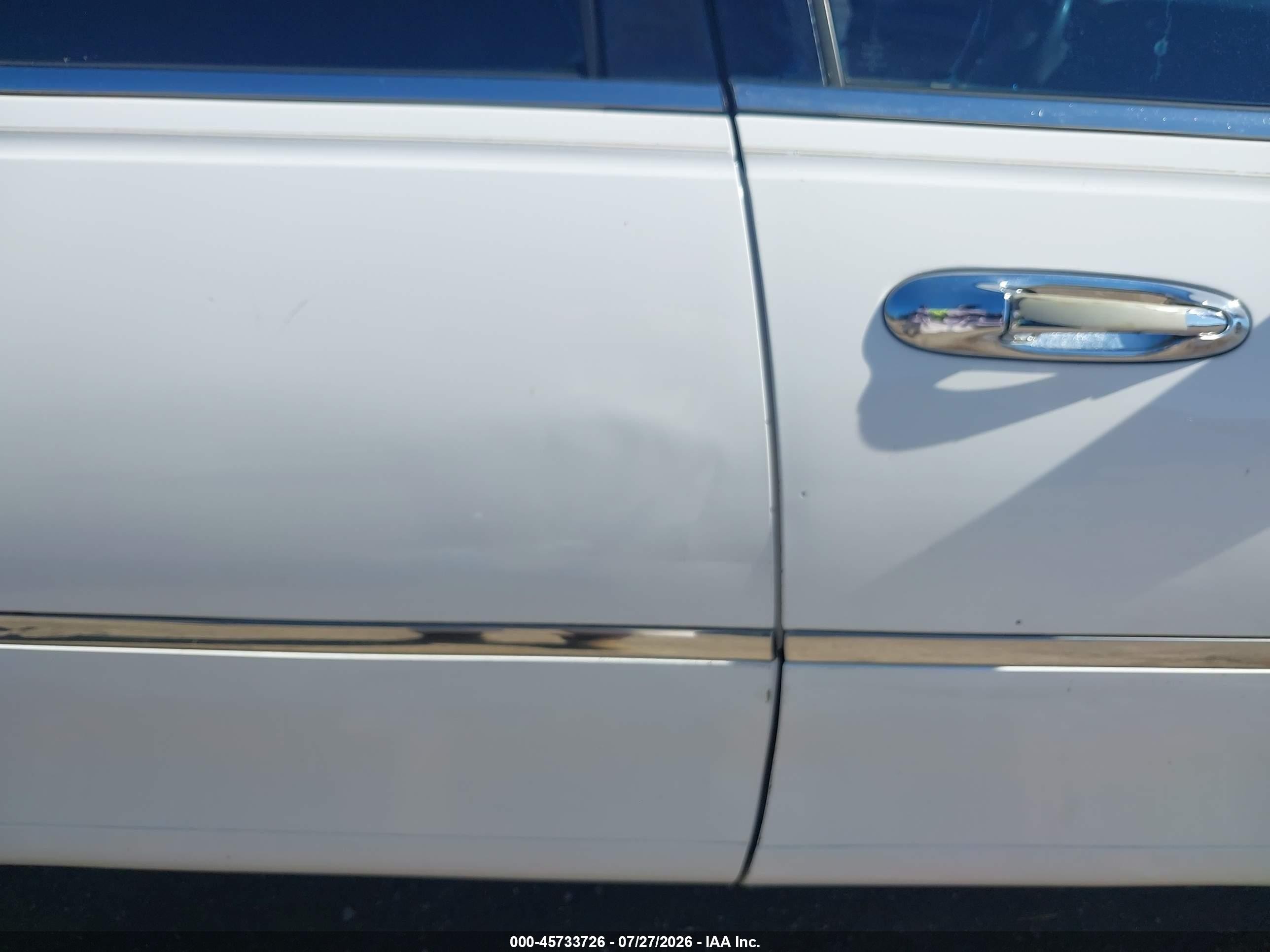 2000 Lincoln Town Car Signature White vin: 1LNHM82W2YY797528