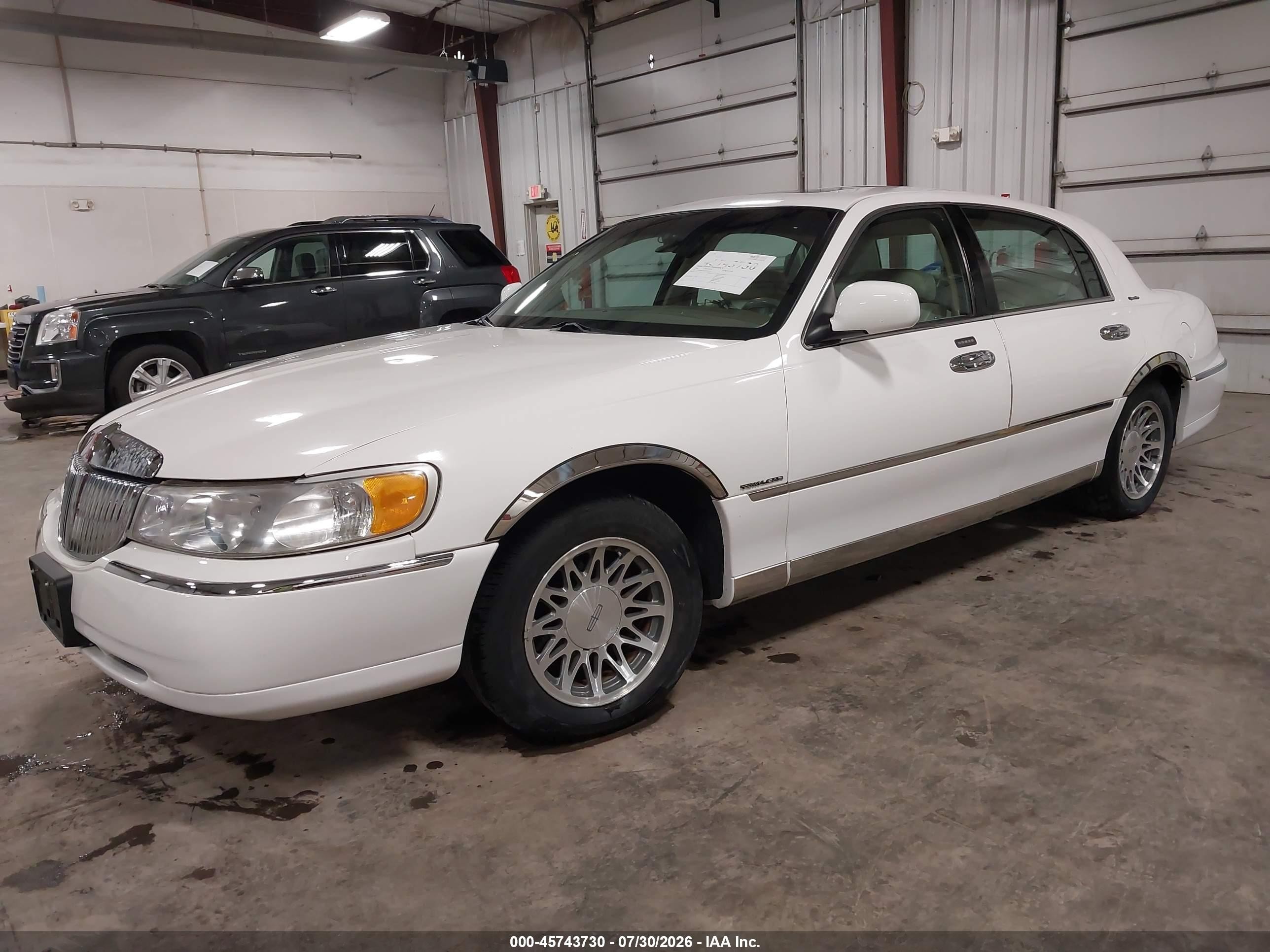 2000 Lincoln Town Car Signature White vin: 1LNHM82W2YY818734