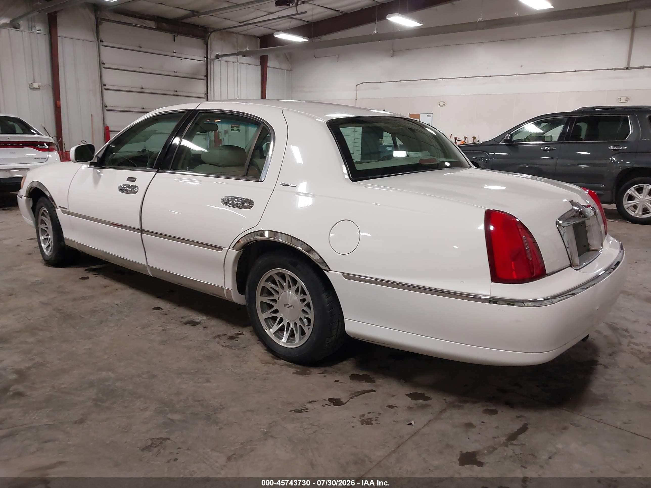 2000 Lincoln Town Car Signature White vin: 1LNHM82W2YY818734