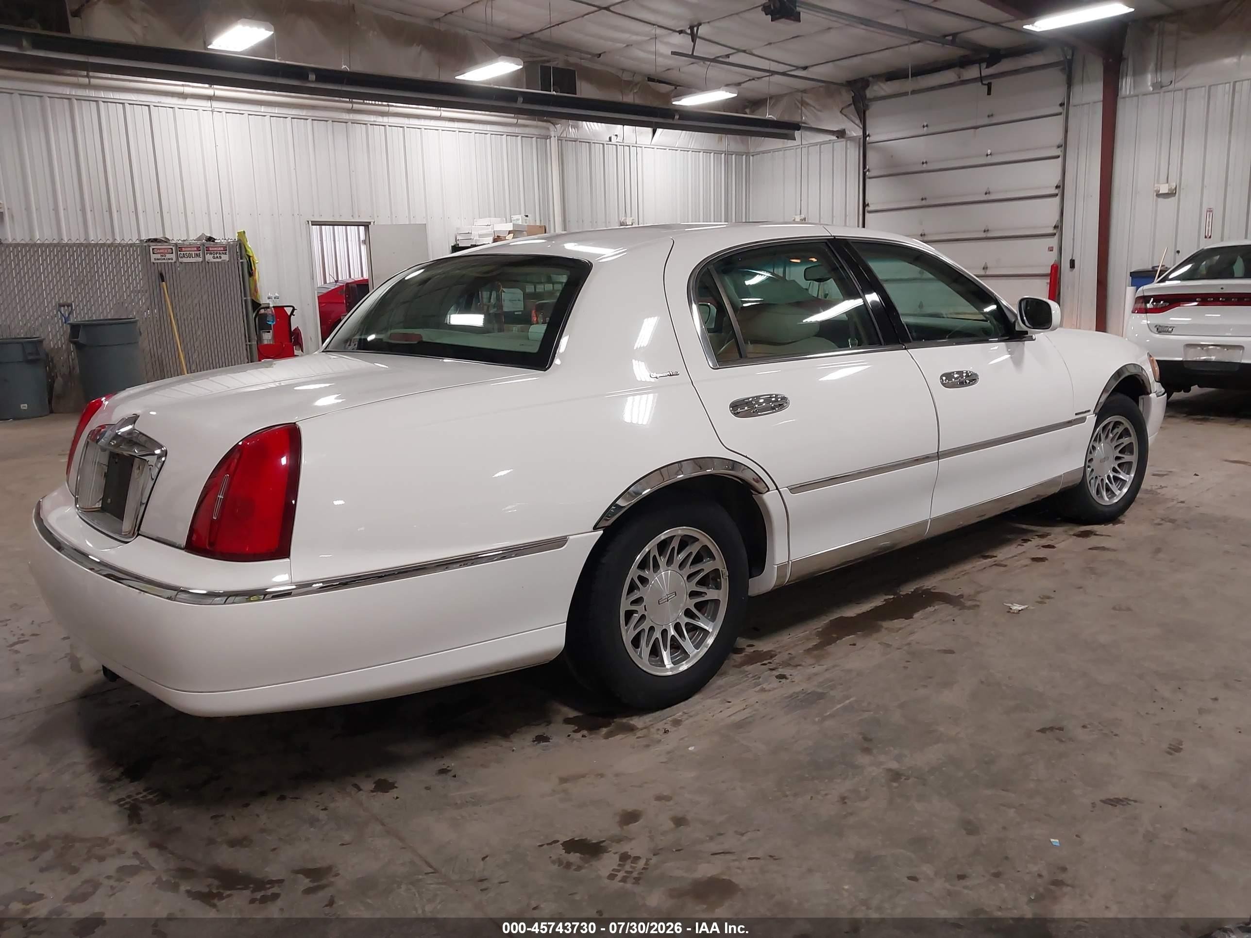 2000 Lincoln Town Car Signature White vin: 1LNHM82W2YY818734