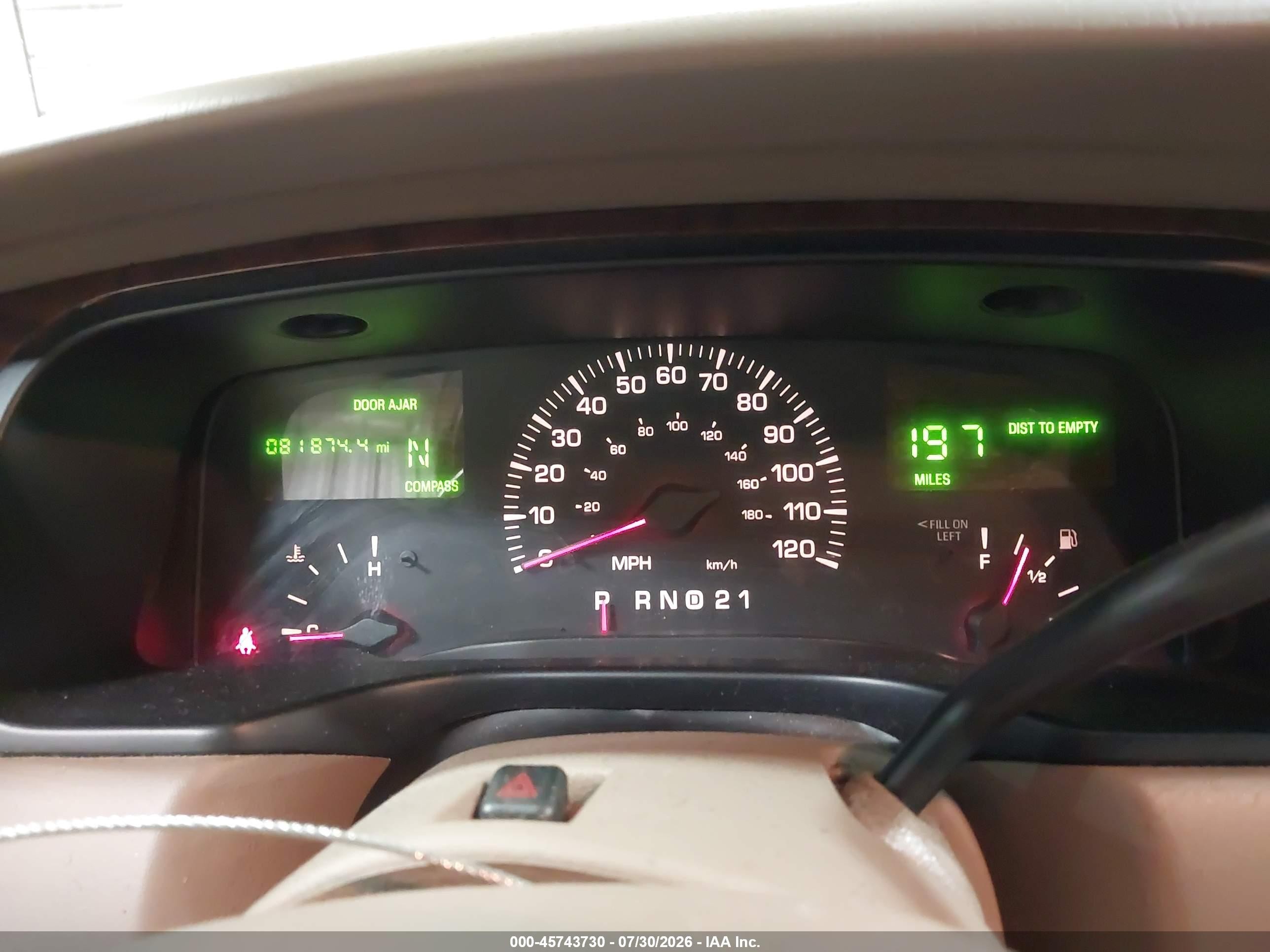 2000 Lincoln Town Car Signature White vin: 1LNHM82W2YY818734