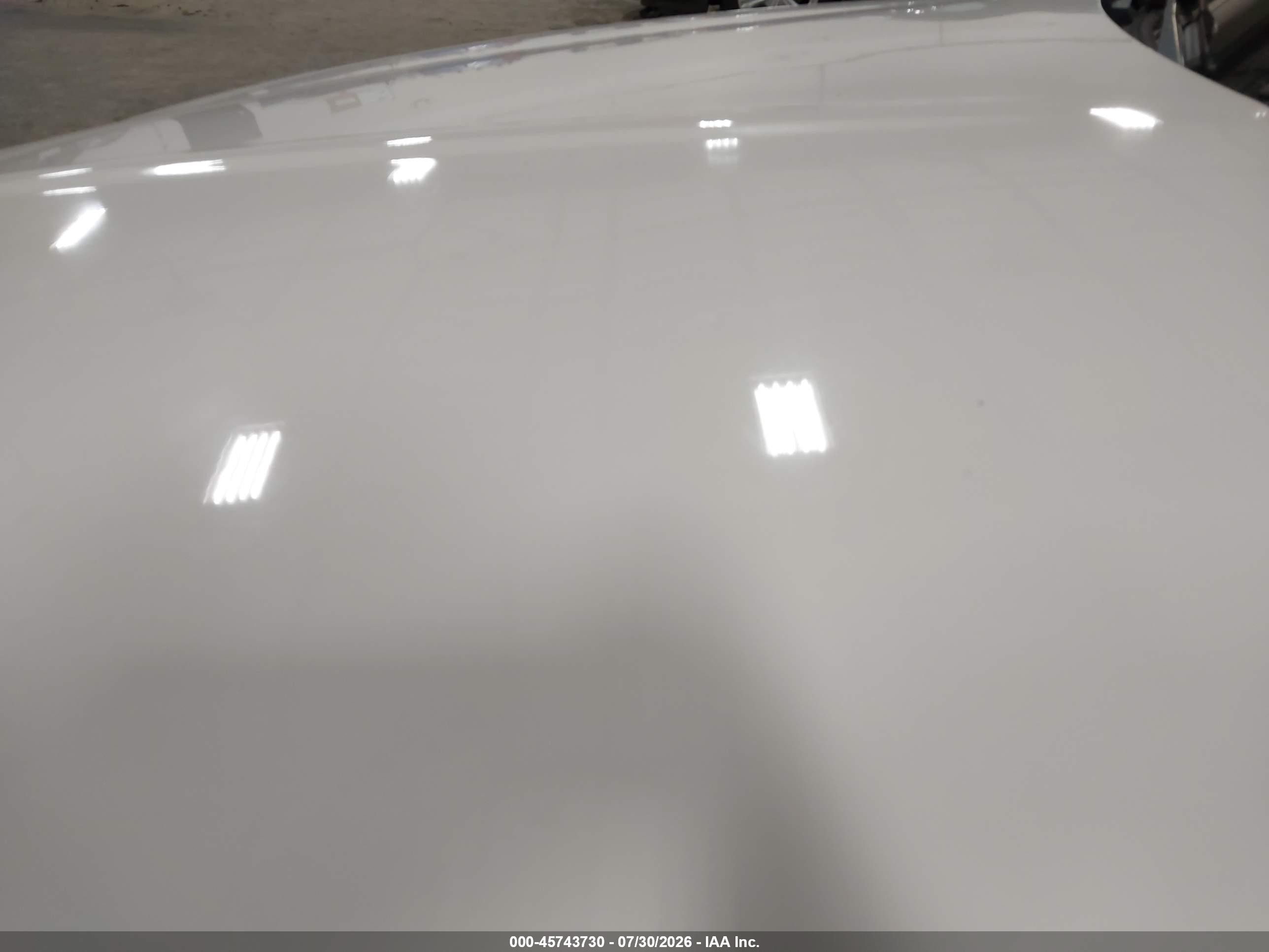 2000 Lincoln Town Car Signature White vin: 1LNHM82W2YY818734