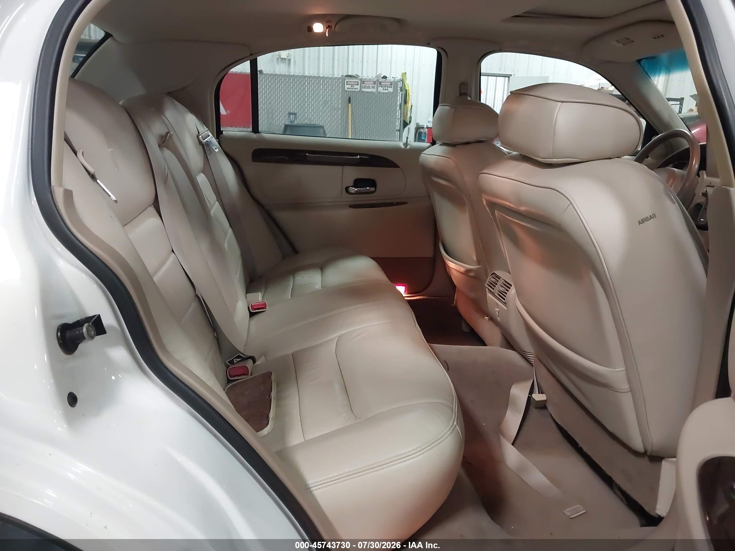 2000 Lincoln Town Car Signature White vin: 1LNHM82W2YY818734