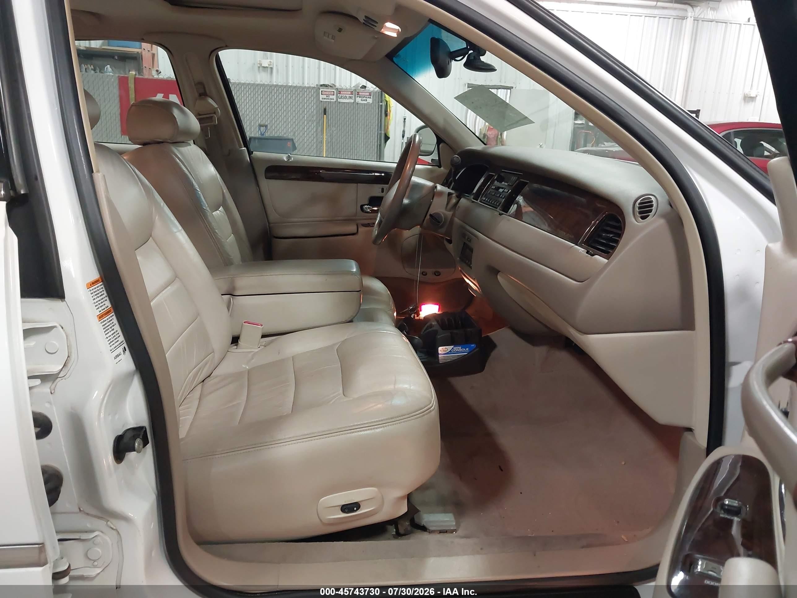 2000 Lincoln Town Car Signature White vin: 1LNHM82W2YY818734