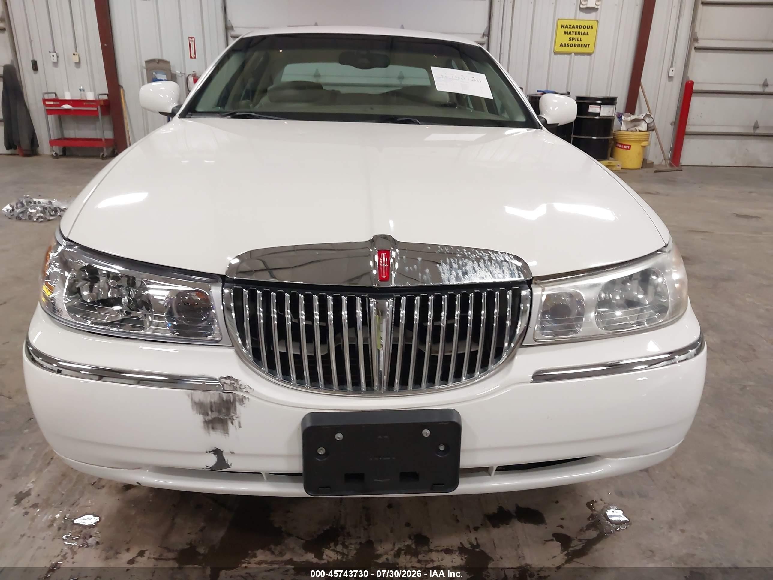 2000 Lincoln Town Car Signature White vin: 1LNHM82W2YY818734