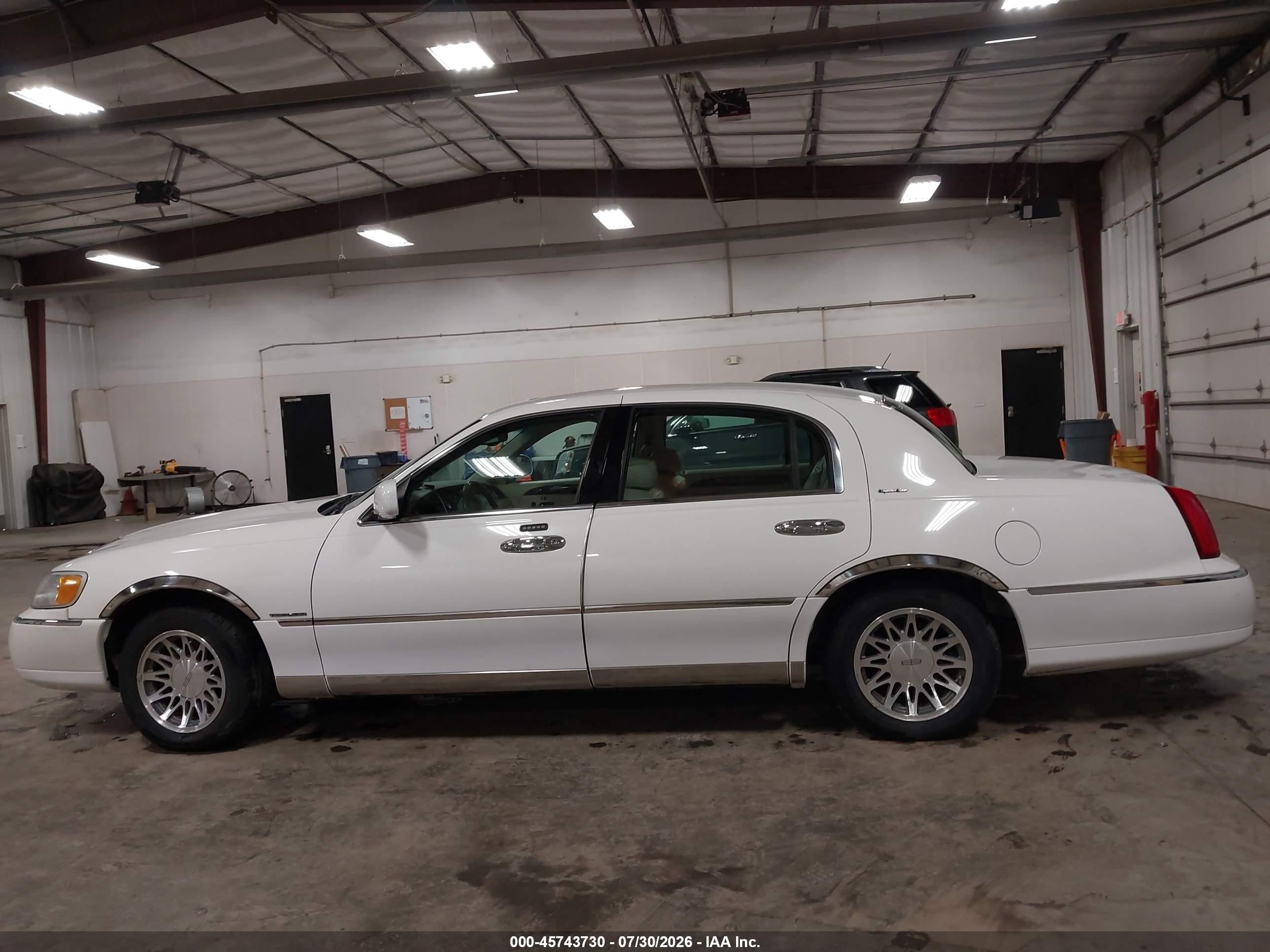 2000 Lincoln Town Car Signature White vin: 1LNHM82W2YY818734