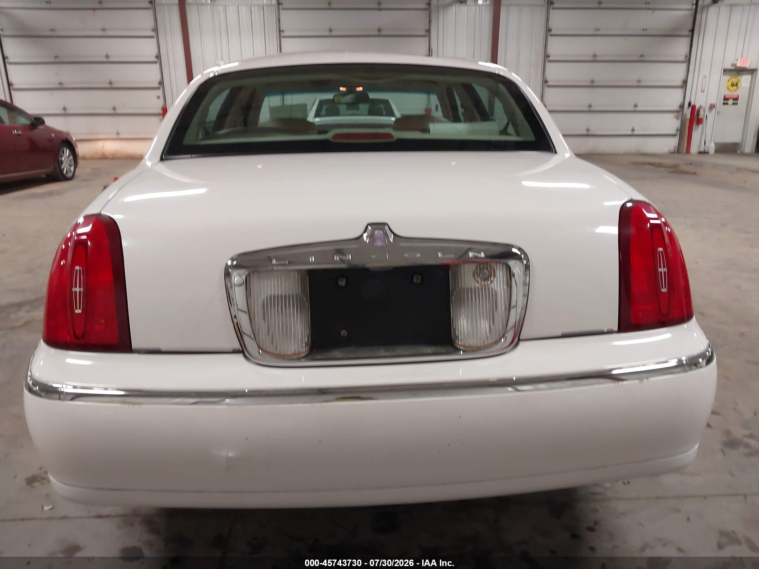 2000 Lincoln Town Car Signature White vin: 1LNHM82W2YY818734