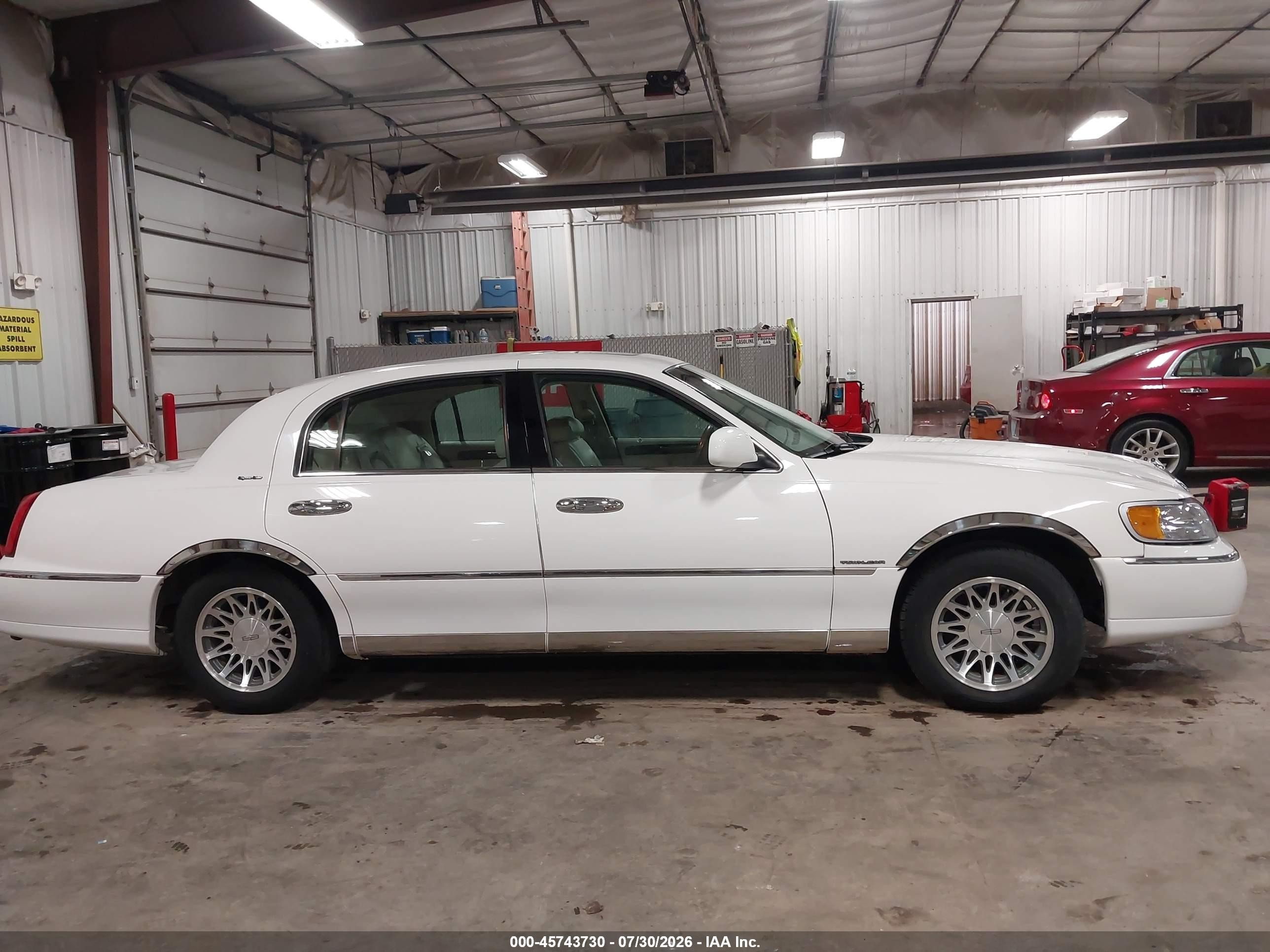 2000 Lincoln Town Car Signature White vin: 1LNHM82W2YY818734