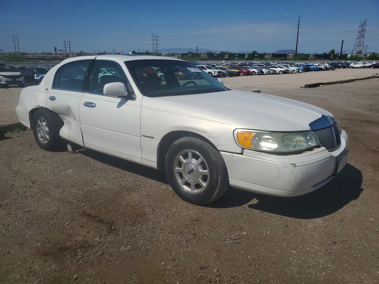 2001 Lincoln Town Car Signature Белый vin: 1LNHM82W31Y715490