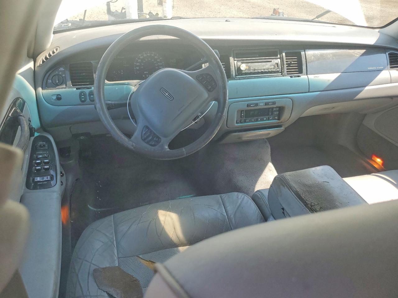 2001 Lincoln Town Car Signature Белый vin: 1LNHM82W31Y715490