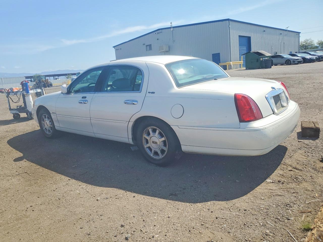 2001 Lincoln Town Car Signature Белый vin: 1LNHM82W31Y715490