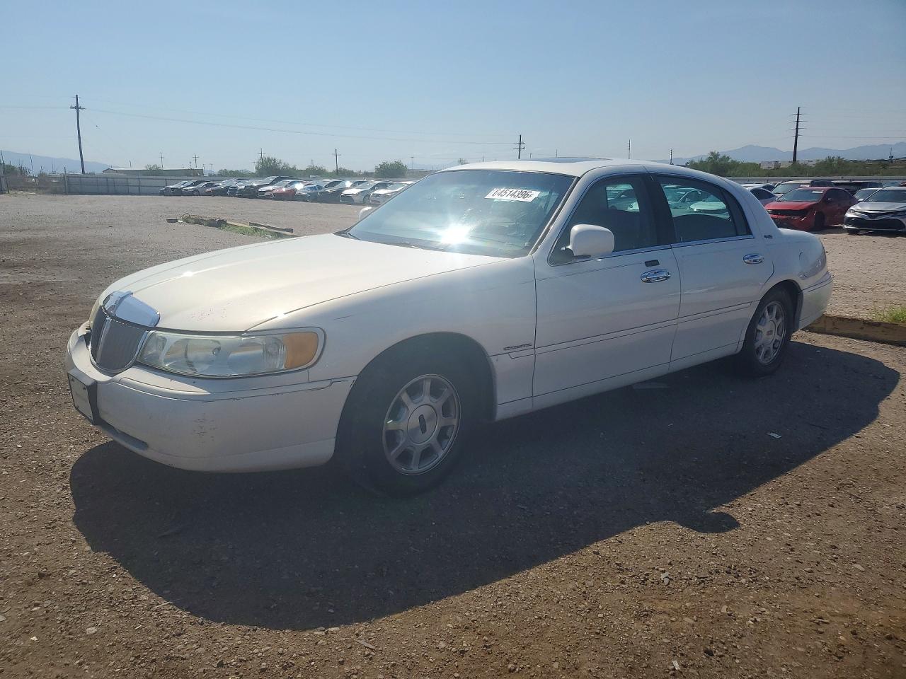 2001 Lincoln Town Car Signature Белый vin: 1LNHM82W31Y715490