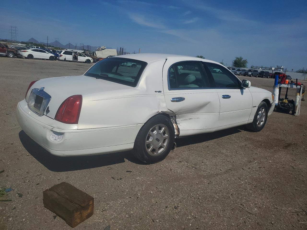 2001 Lincoln Town Car Signature Белый vin: 1LNHM82W31Y715490