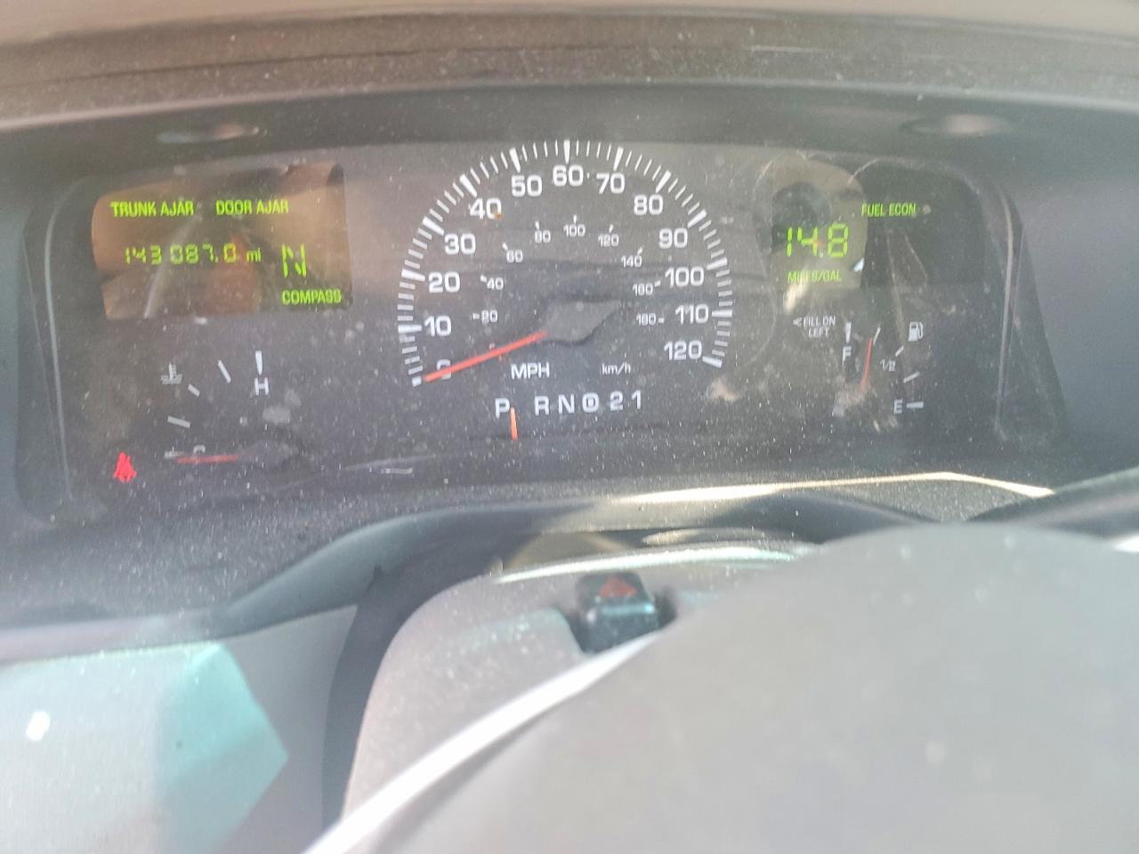 2001 Lincoln Town Car Signature Белый vin: 1LNHM82W31Y715490