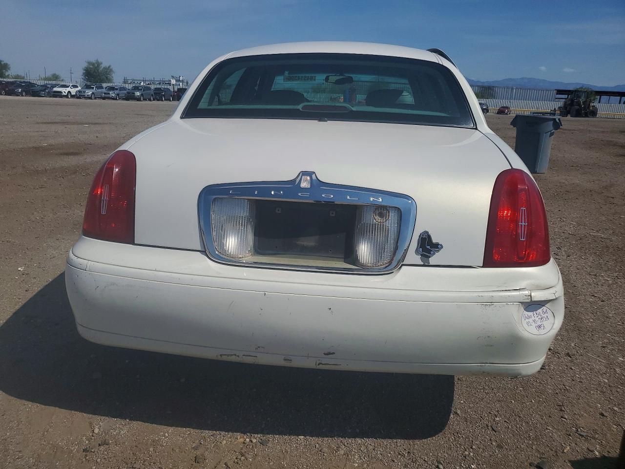 2001 Lincoln Town Car Signature Белый vin: 1LNHM82W31Y715490