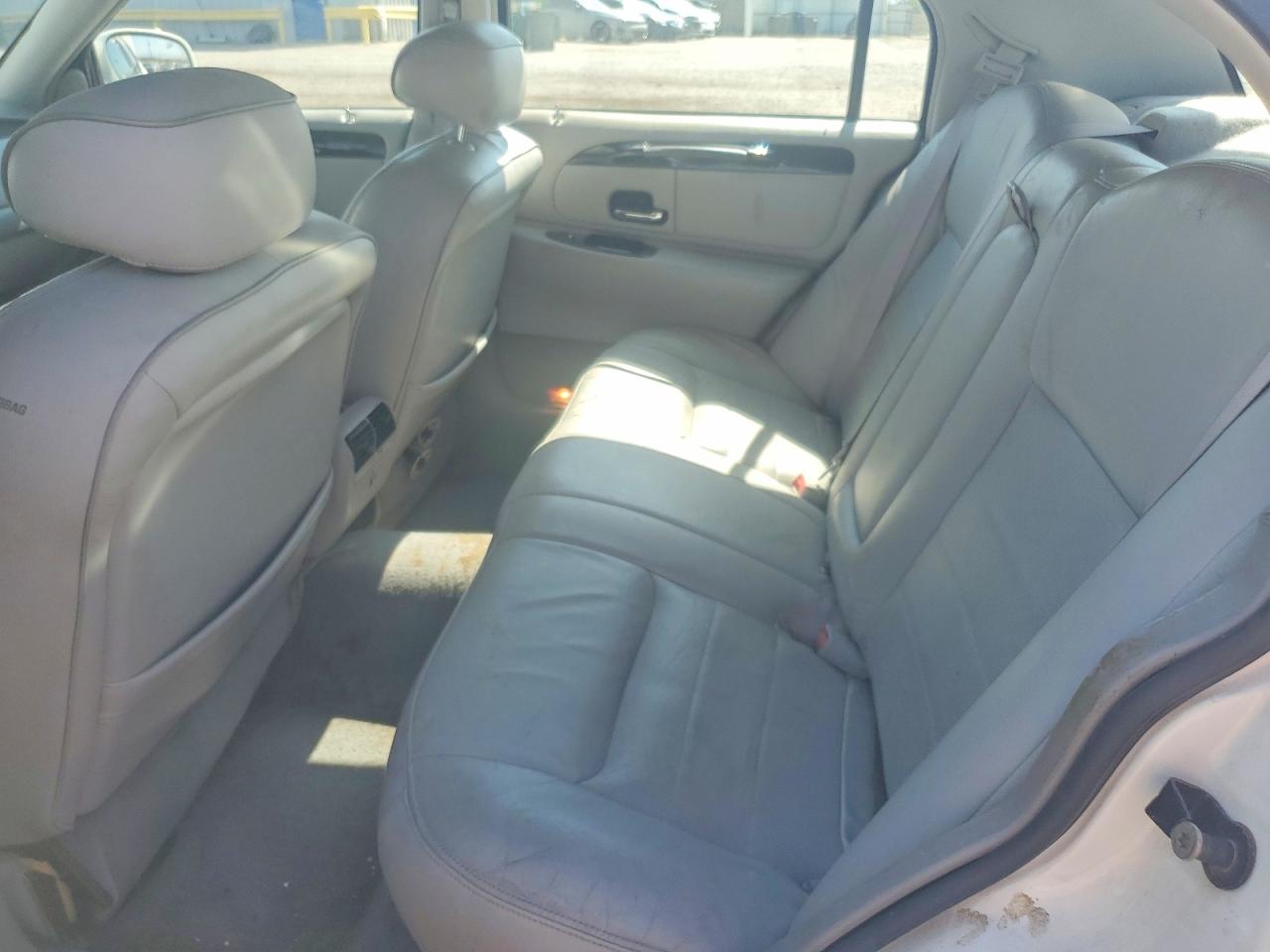 2001 Lincoln Town Car Signature Белый vin: 1LNHM82W31Y715490