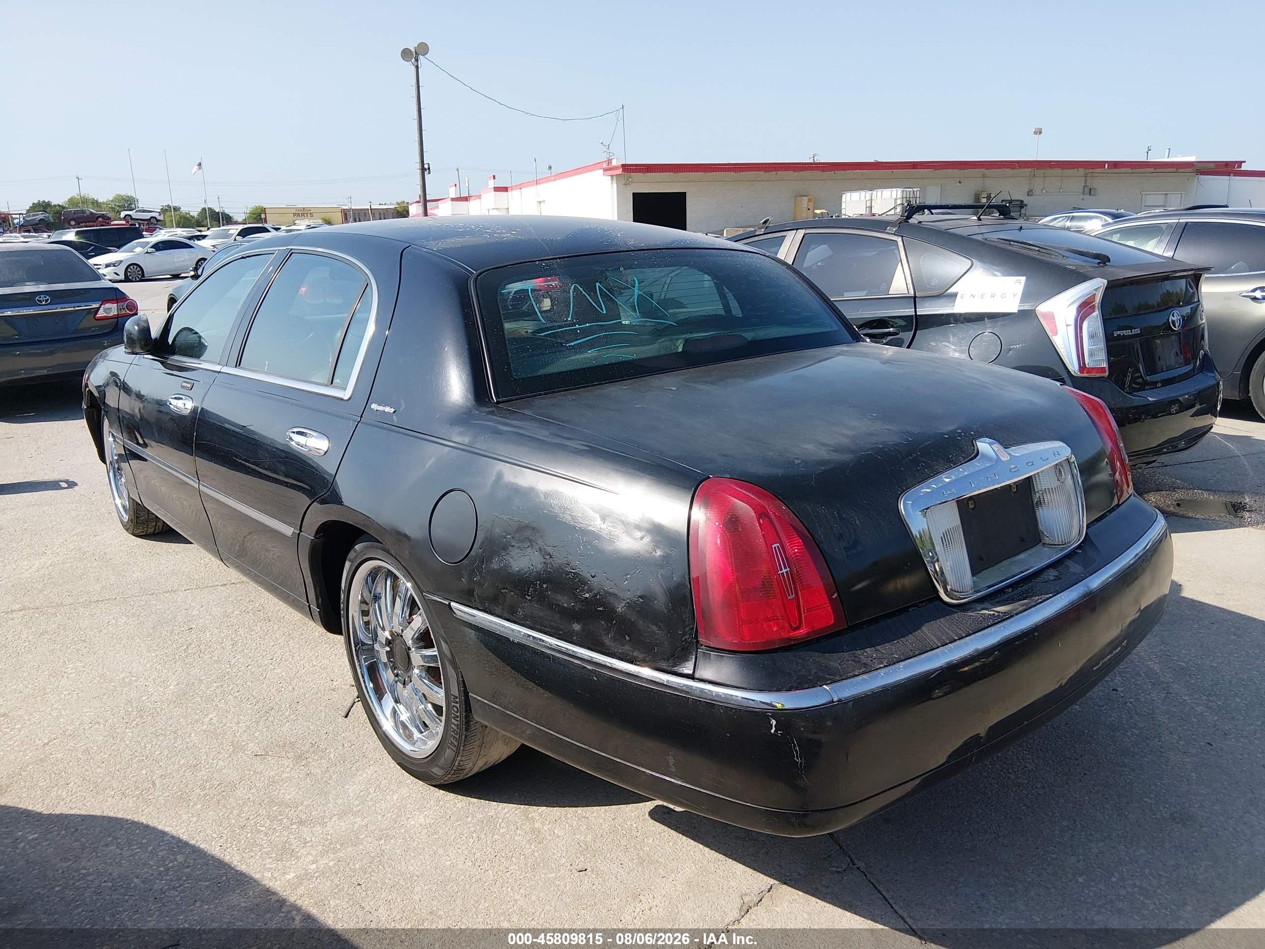 2002 Lincoln Town Car Signature Black vin: 1LNHM82W32Y656958