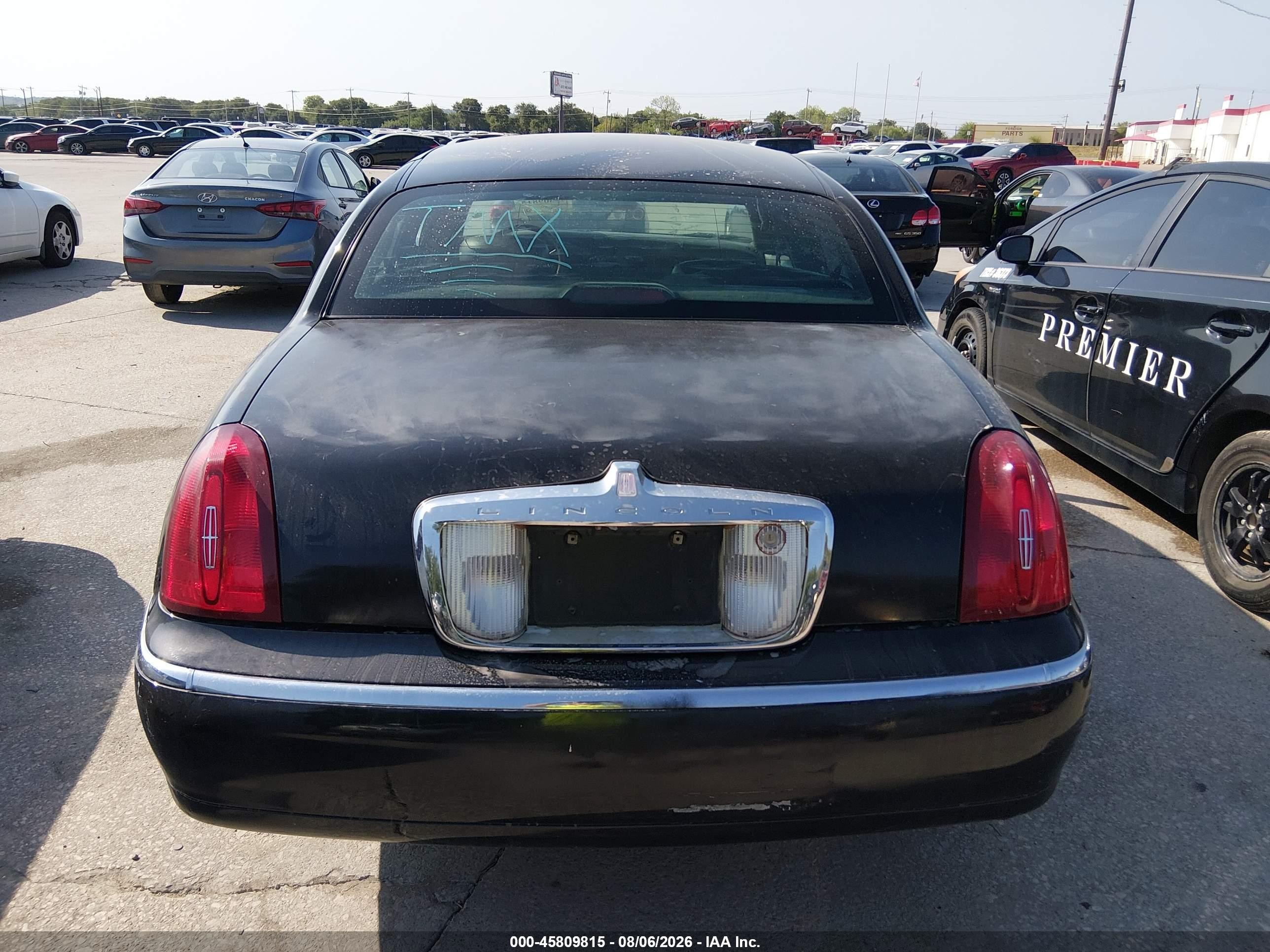 2002 Lincoln Town Car Signature Black vin: 1LNHM82W32Y656958