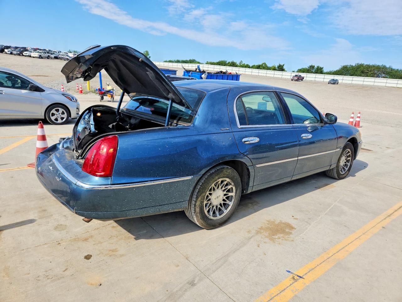 2002 Lincoln Town Car Signature Blue vin: 1LNHM82W32Y657091