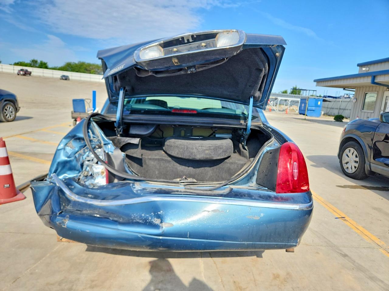 2002 Lincoln Town Car Signature Blue vin: 1LNHM82W32Y657091