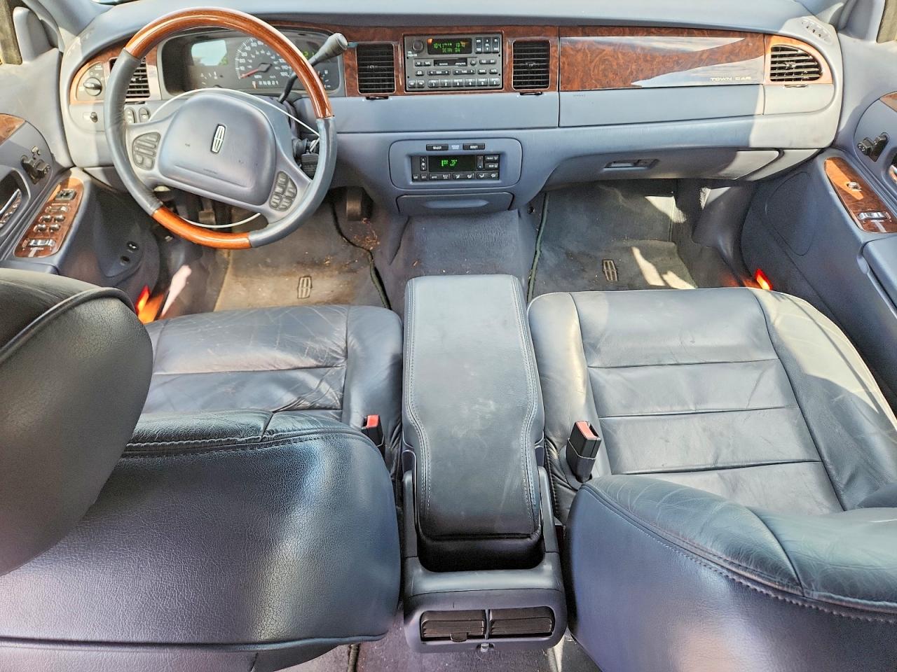 2002 Lincoln Town Car Signature Blue vin: 1LNHM82W32Y657091