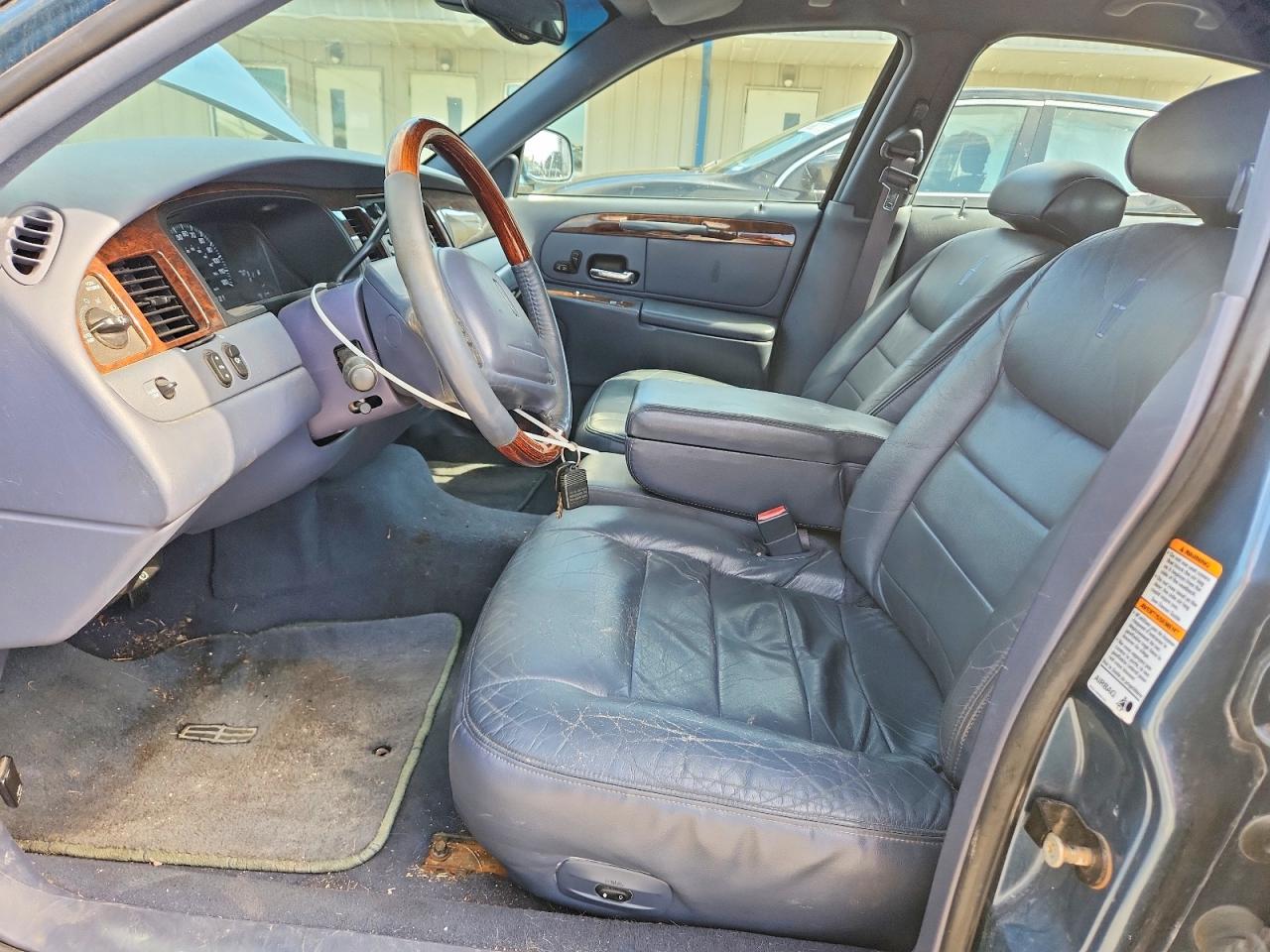 2002 Lincoln Town Car Signature Blue vin: 1LNHM82W32Y657091