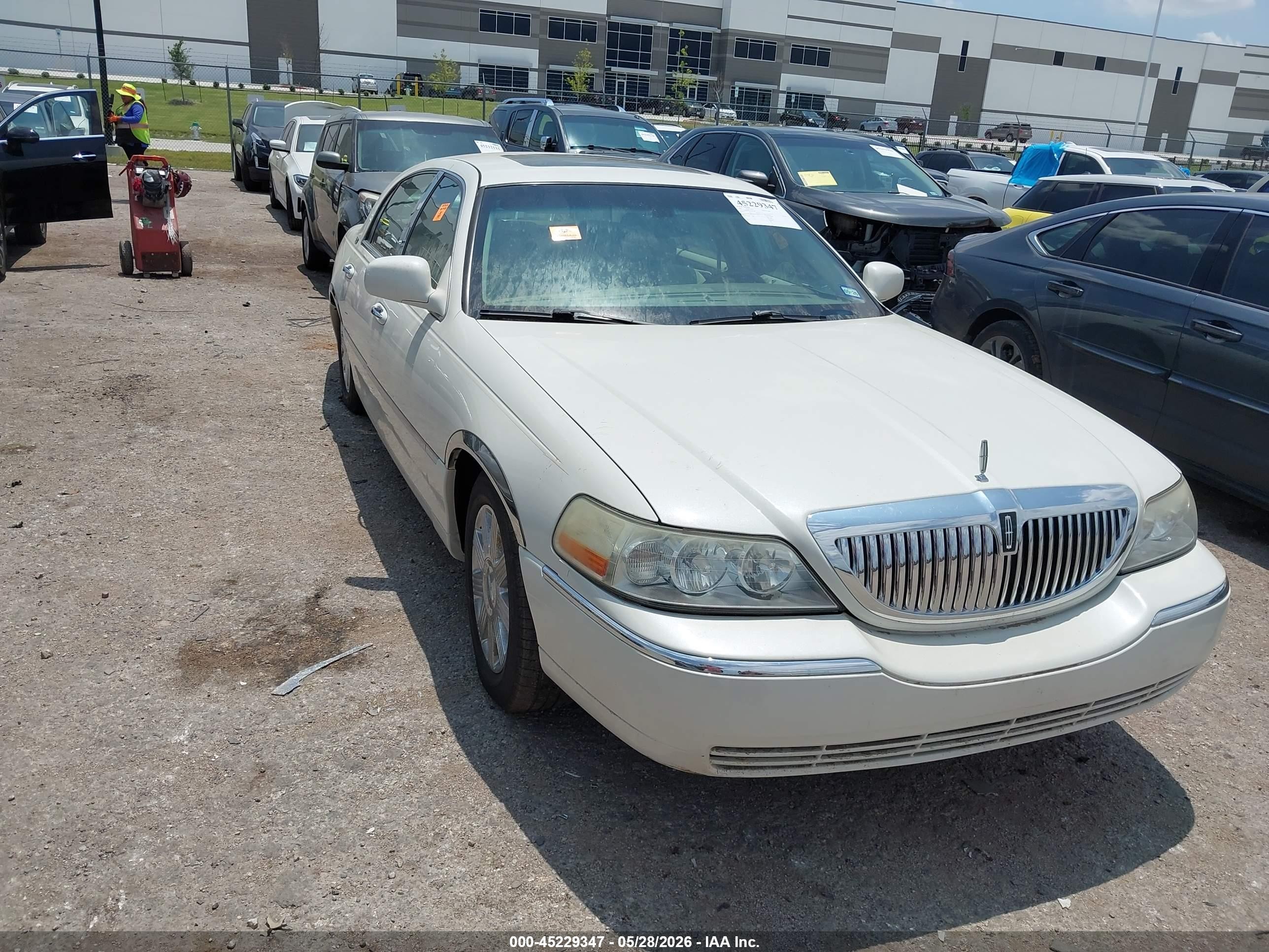 2005 Lincoln Town Car Signature Limited White vin: 1LNHM82W35Y615590