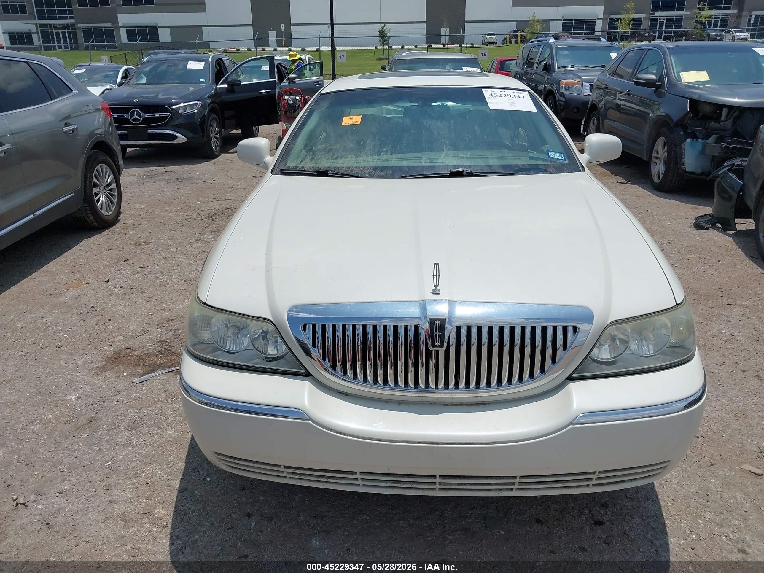 2005 Lincoln Town Car Signature Limited White vin: 1LNHM82W35Y615590