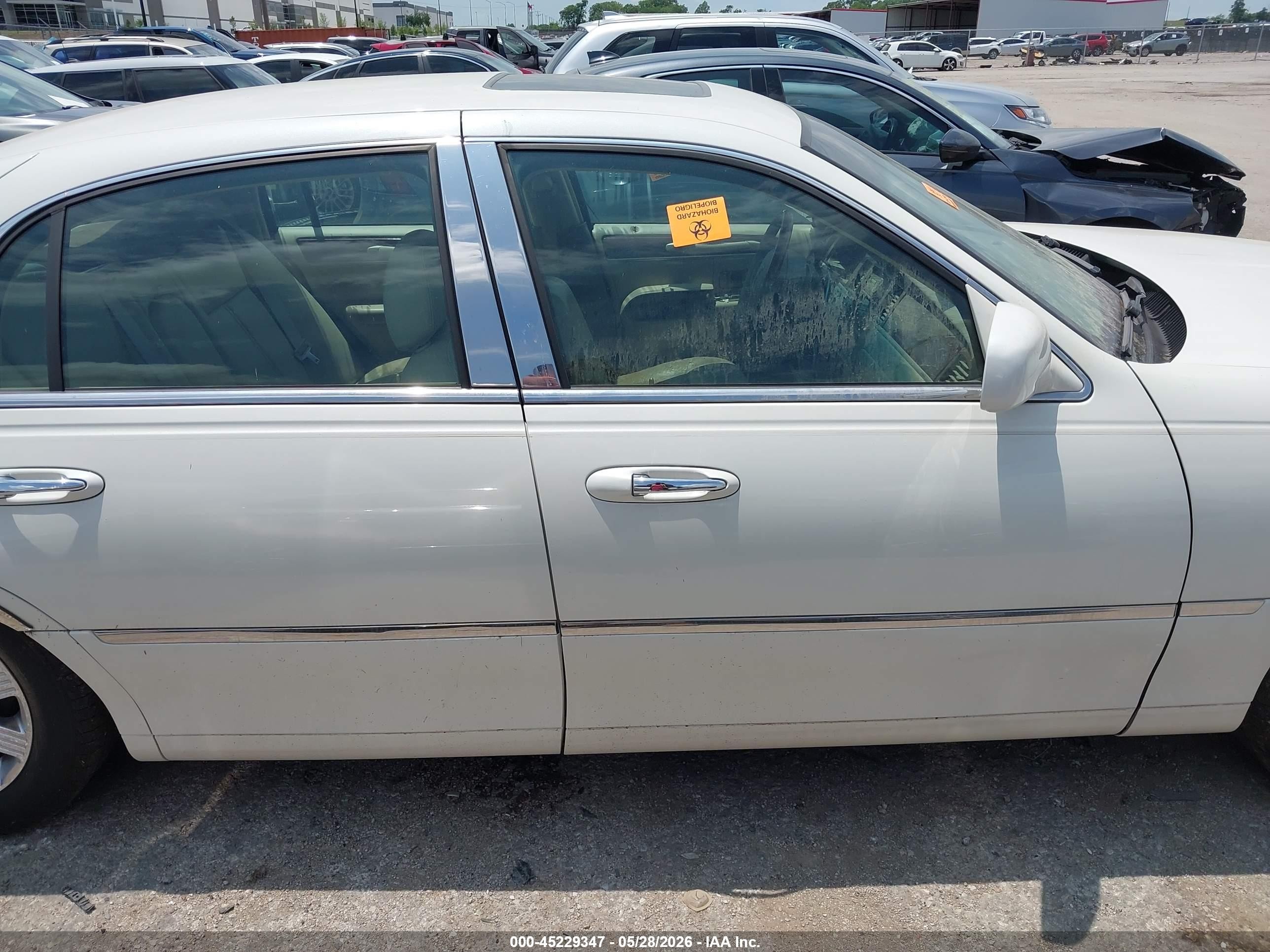 2005 Lincoln Town Car Signature Limited White vin: 1LNHM82W35Y615590