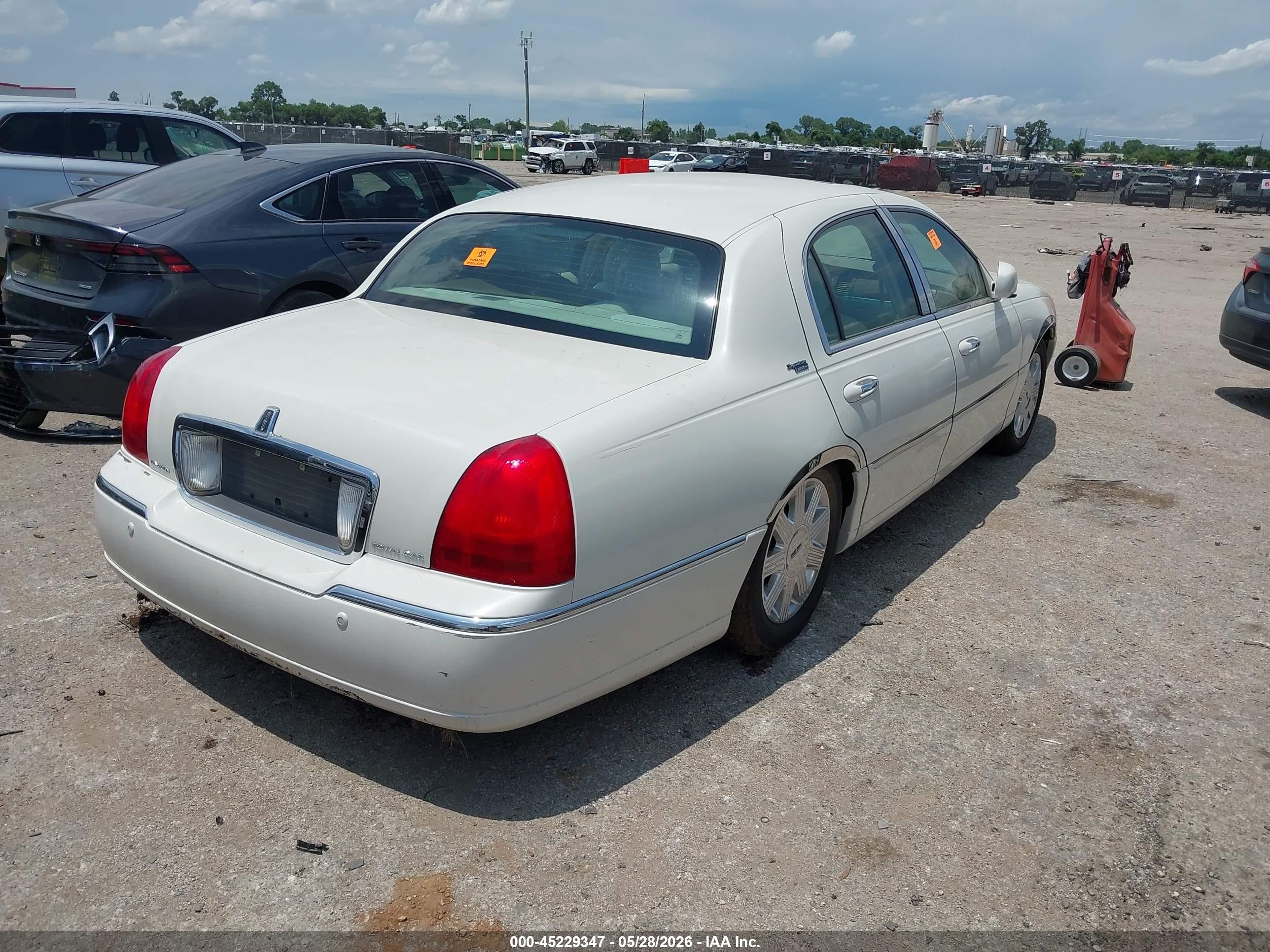 2005 Lincoln Town Car Signature Limited White vin: 1LNHM82W35Y615590