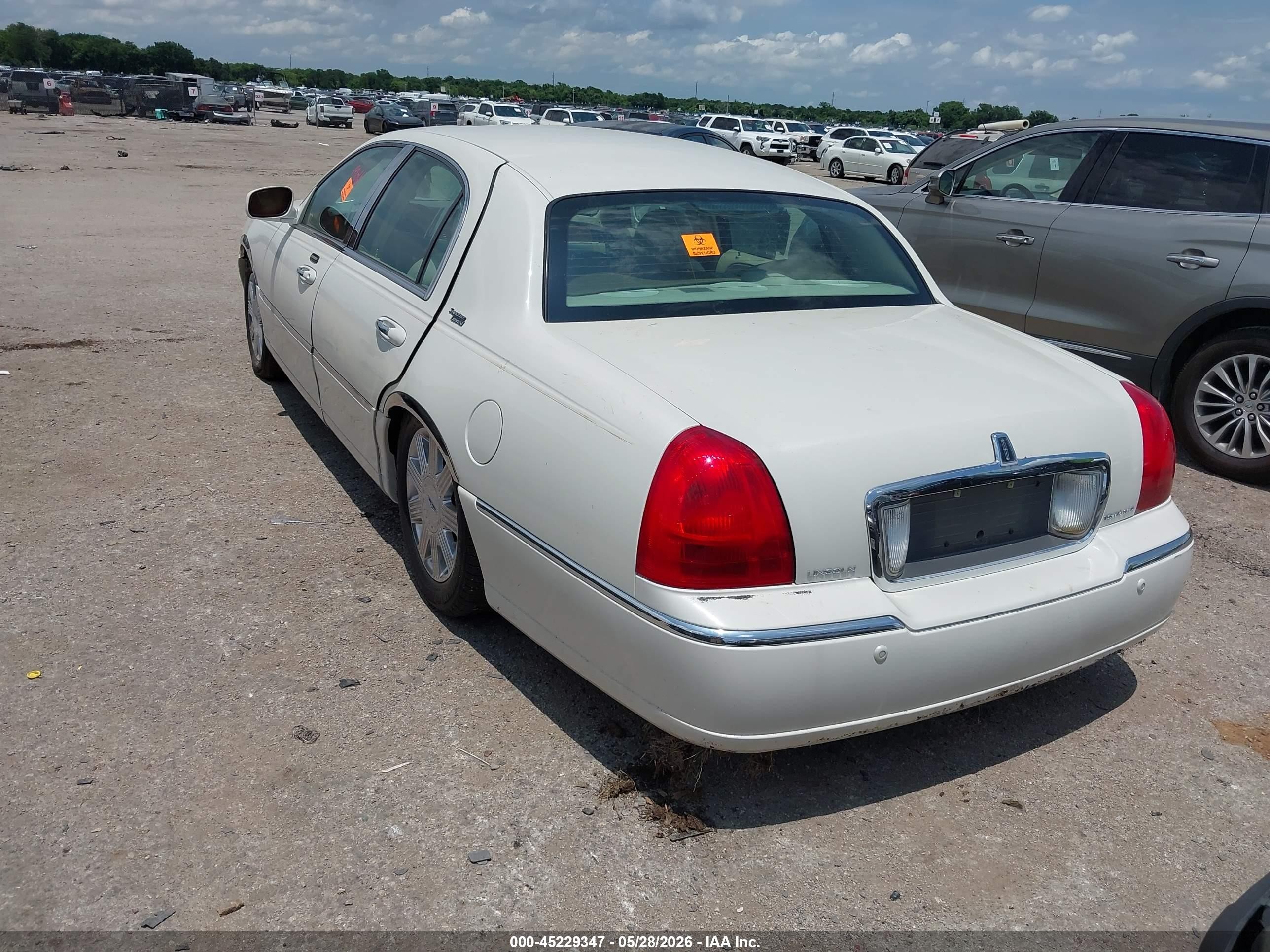 2005 Lincoln Town Car Signature Limited White vin: 1LNHM82W35Y615590