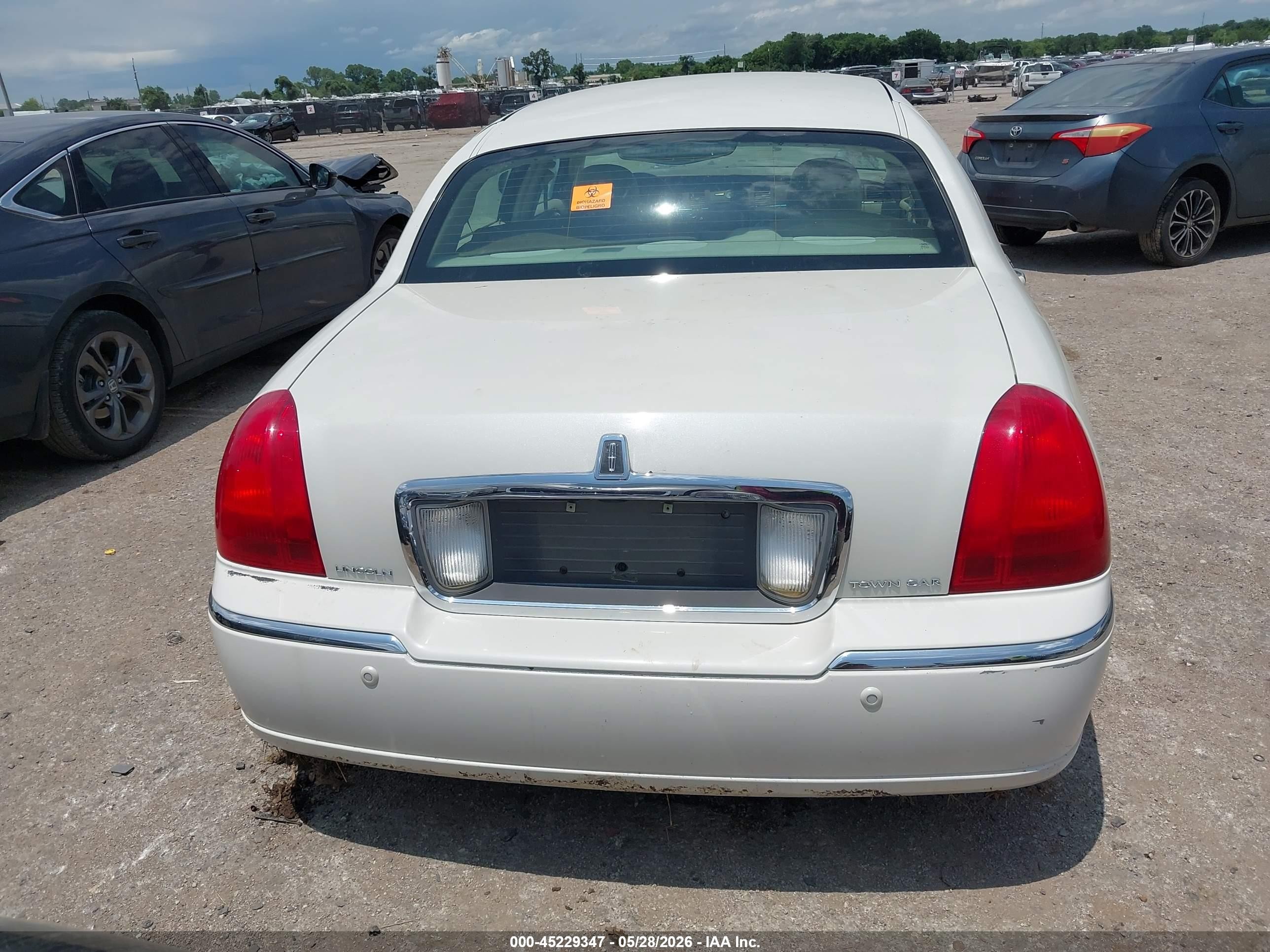 2005 Lincoln Town Car Signature Limited White vin: 1LNHM82W35Y615590