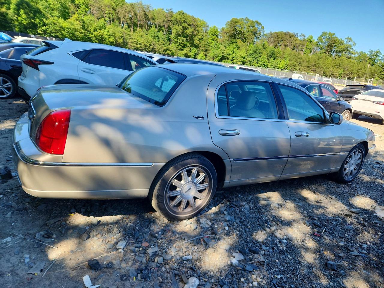 2006 Lincoln Town Car Signature Limited Tan vin: 1LNHM82W36Y620578