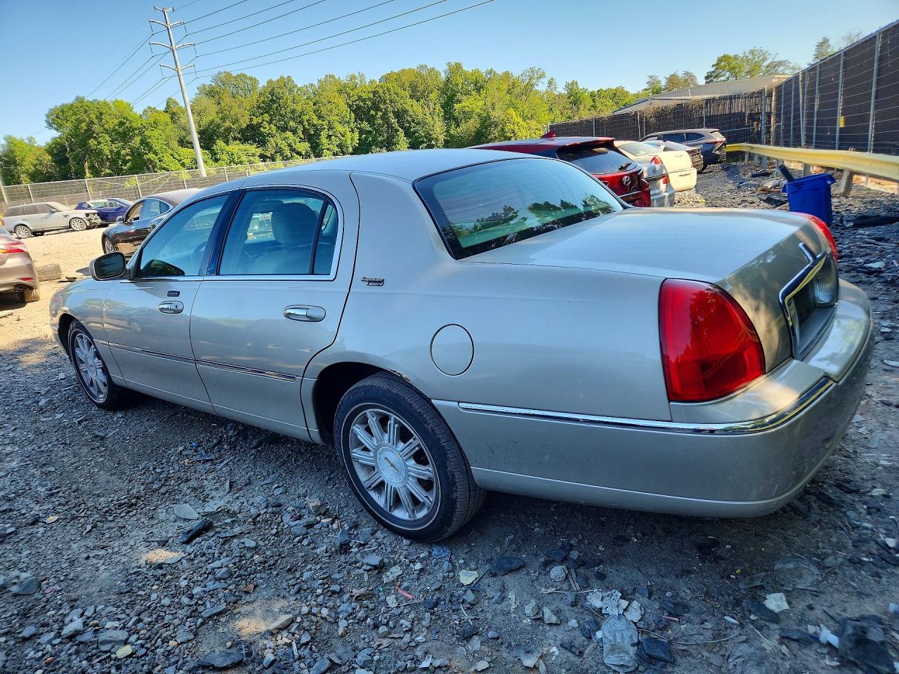 2006 Lincoln Town Car Signature Limited Tan vin: 1LNHM82W36Y620578