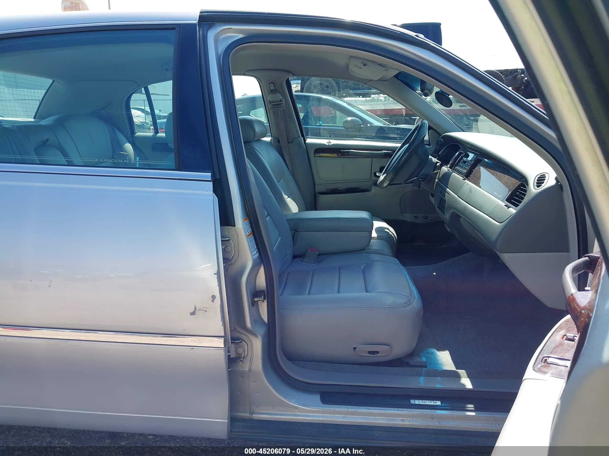 2000 Lincoln Town Car Signature Silver vin: 1LNHM82W3YY763212