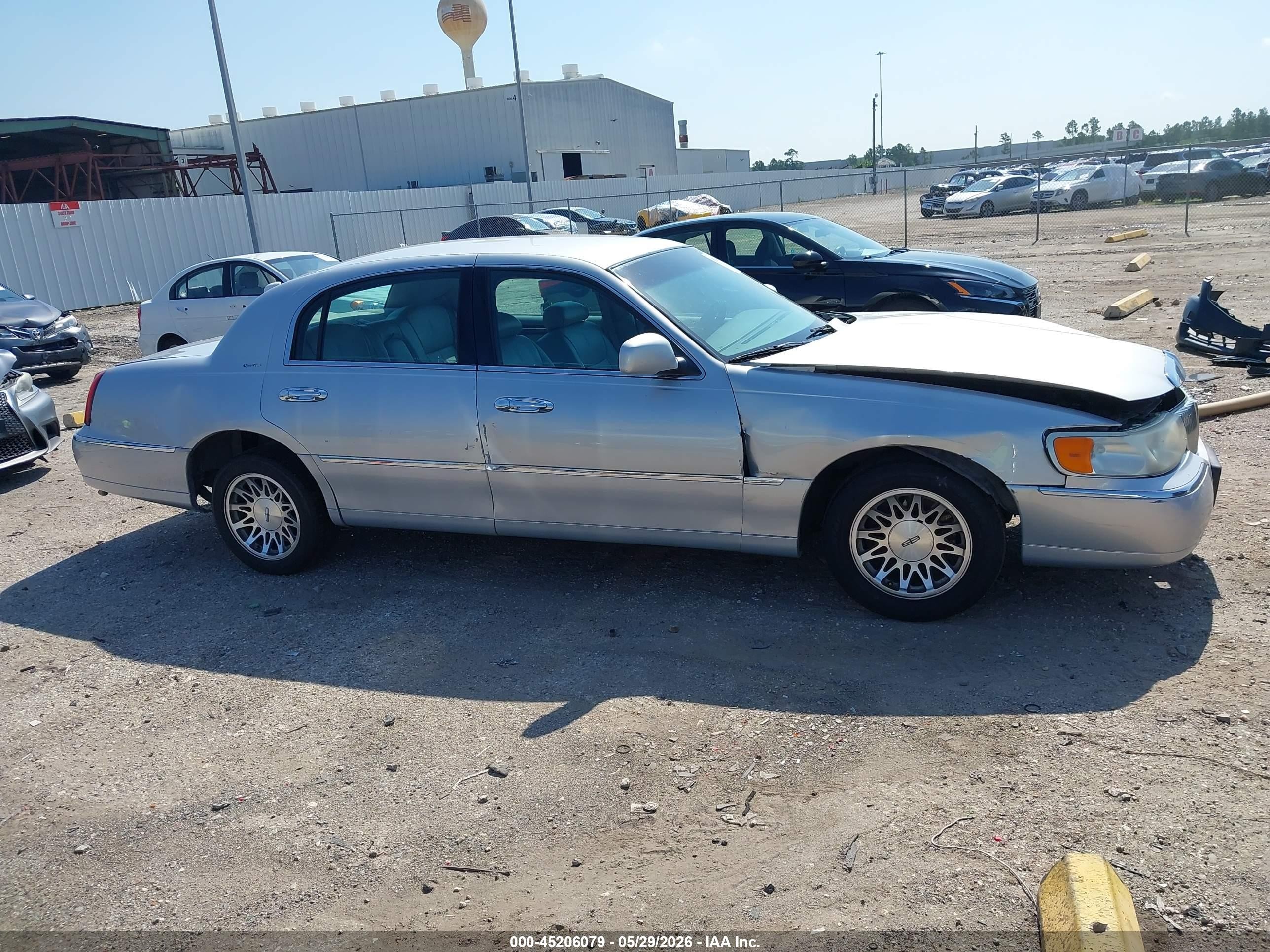 2000 Lincoln Town Car Signature Silver vin: 1LNHM82W3YY763212