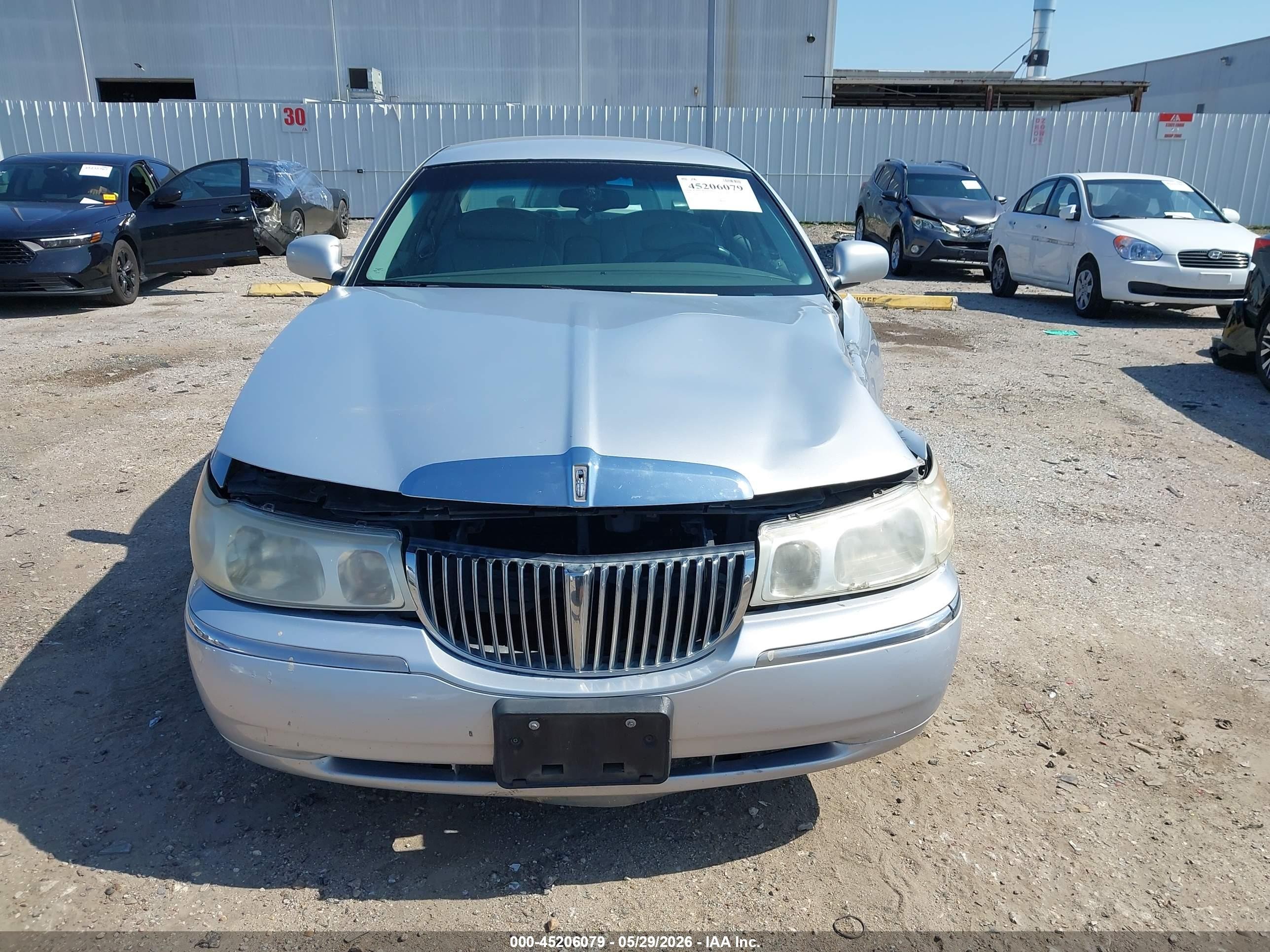 2000 Lincoln Town Car Signature Silver vin: 1LNHM82W3YY763212