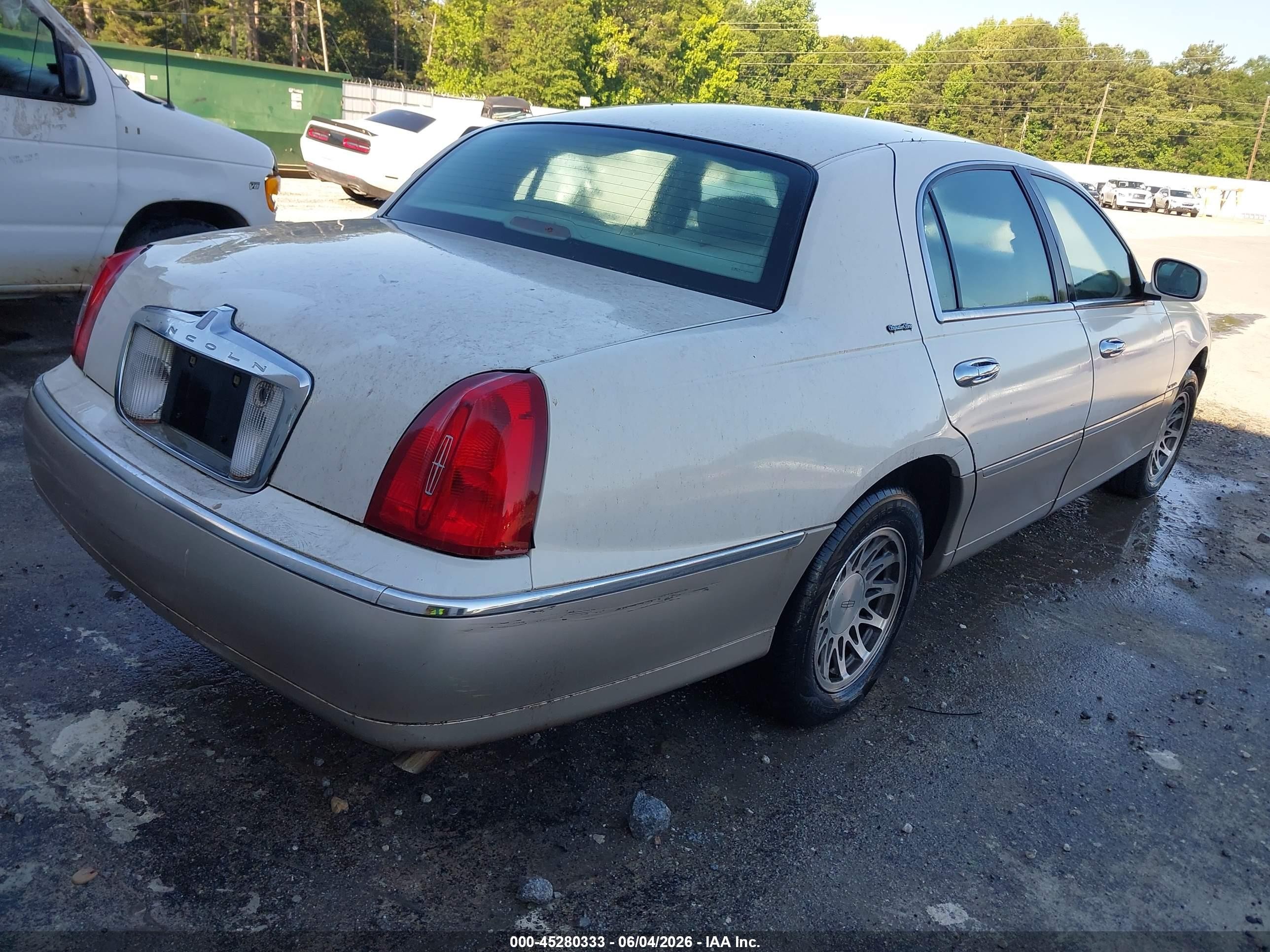 2000 Lincoln Town Car Signature White vin: 1LNHM82W3YY853427