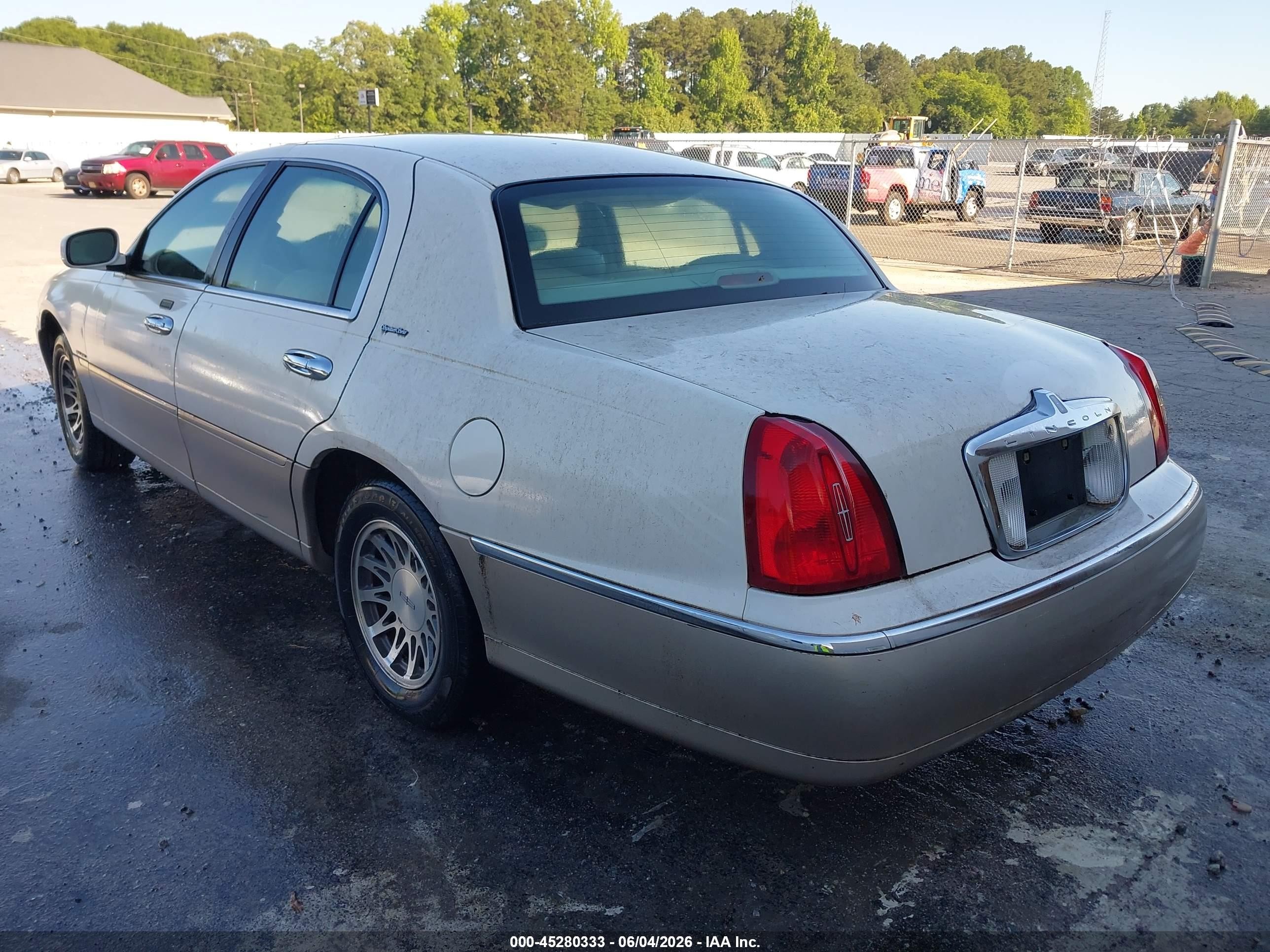 2000 Lincoln Town Car Signature White vin: 1LNHM82W3YY853427