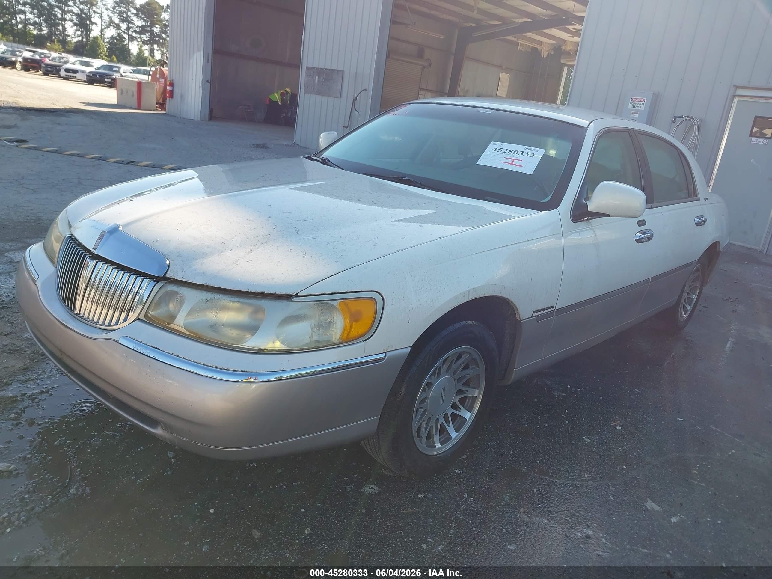 2000 Lincoln Town Car Signature White vin: 1LNHM82W3YY853427