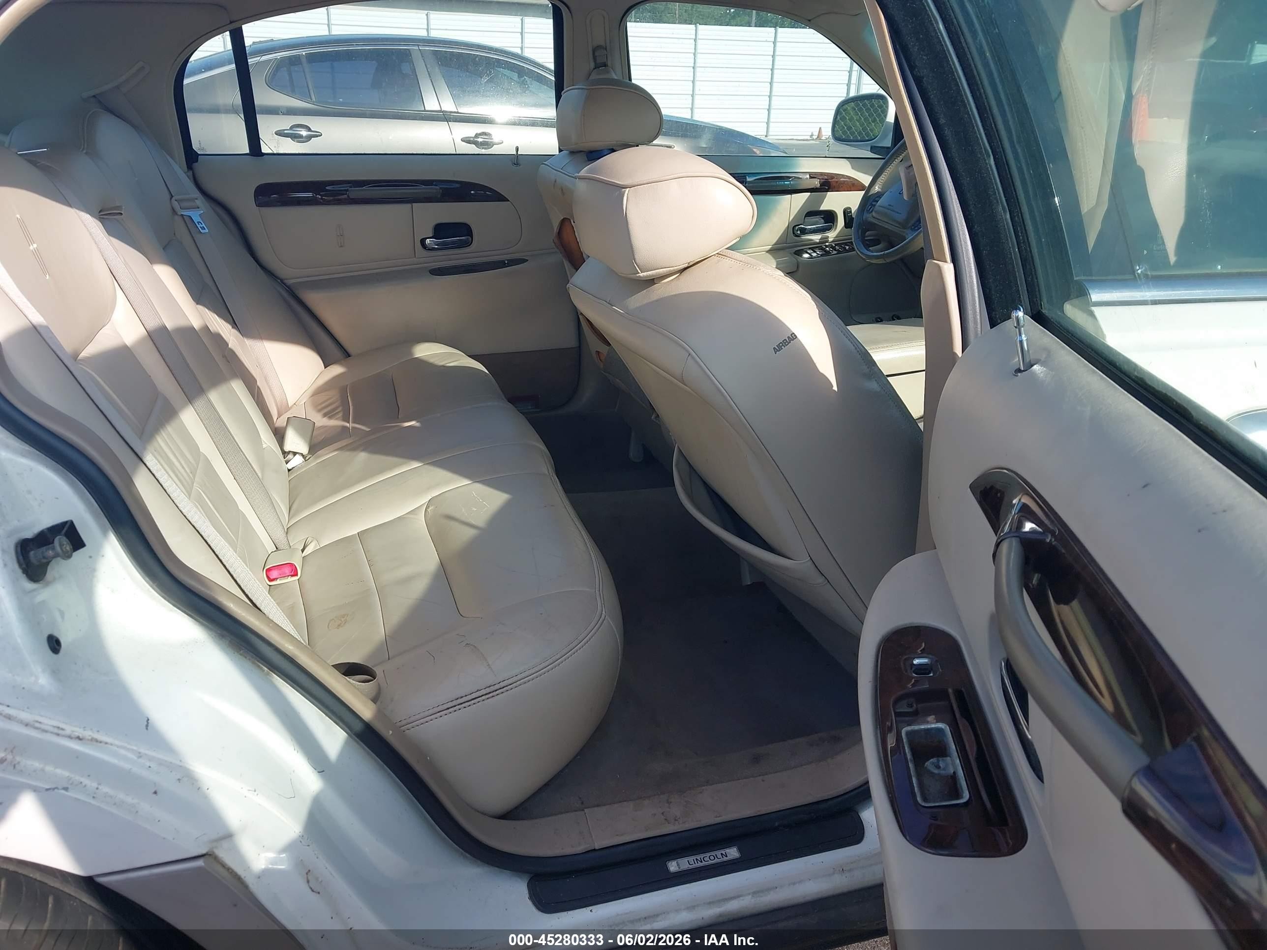 2000 Lincoln Town Car Signature White vin: 1LNHM82W3YY853427