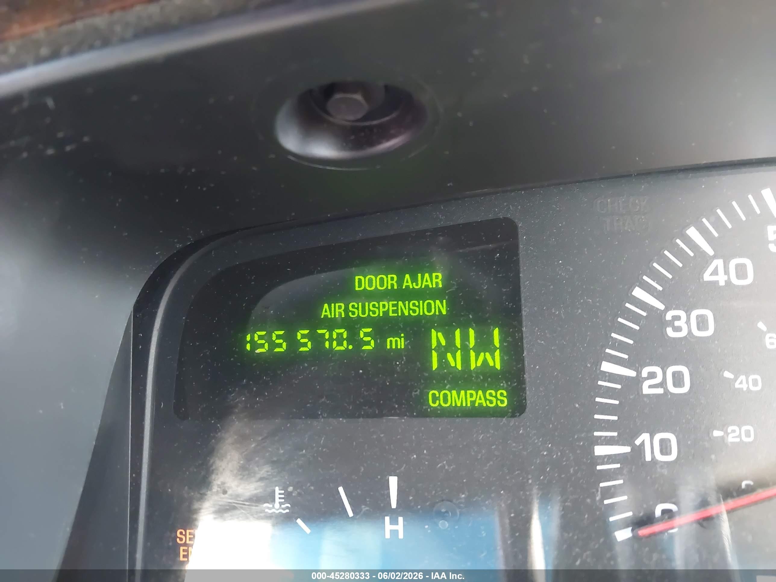 2000 Lincoln Town Car Signature White vin: 1LNHM82W3YY853427