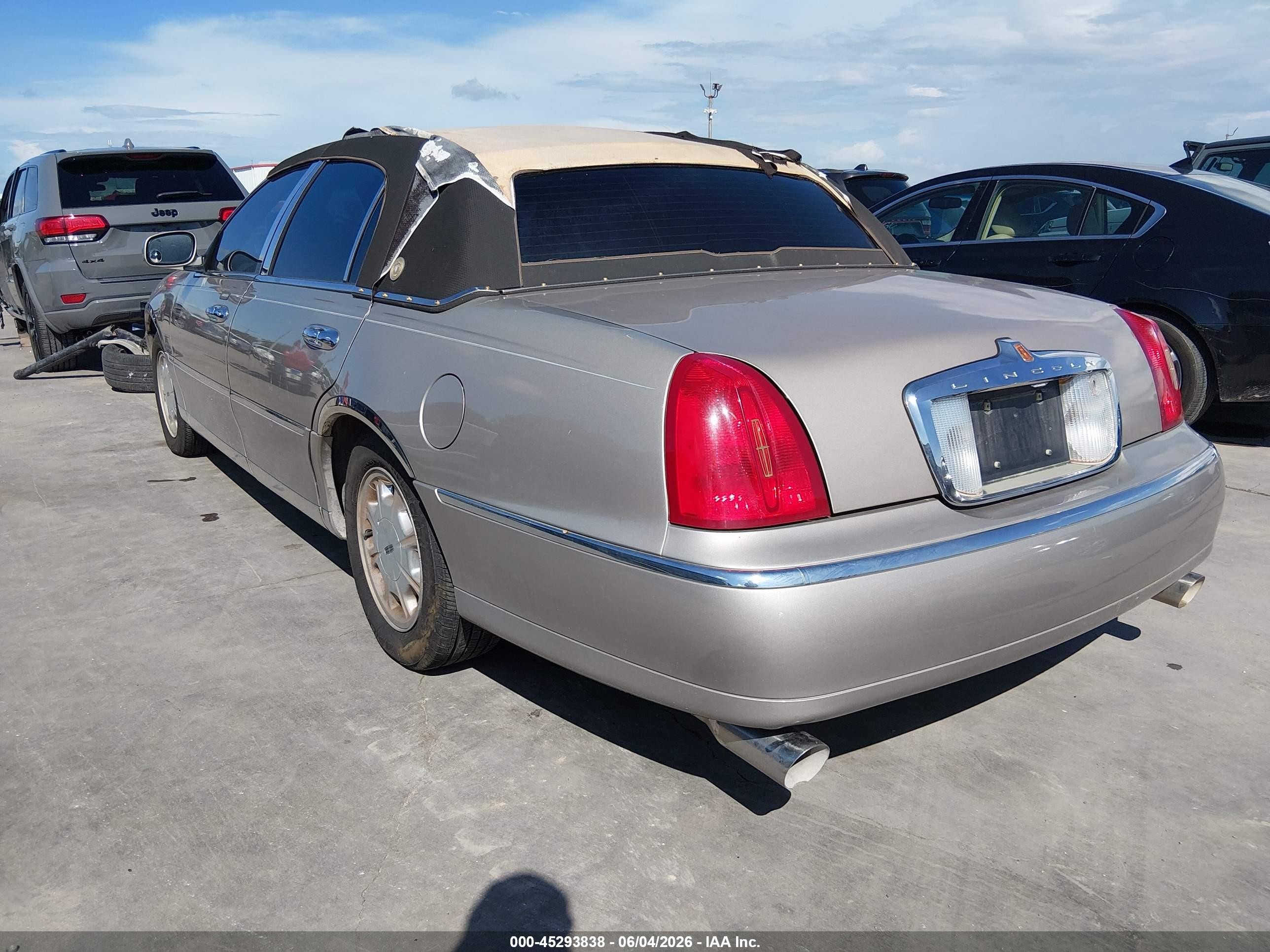 2000 Lincoln Town Car Signature Champagne vin: 1LNHM82W3YY933701