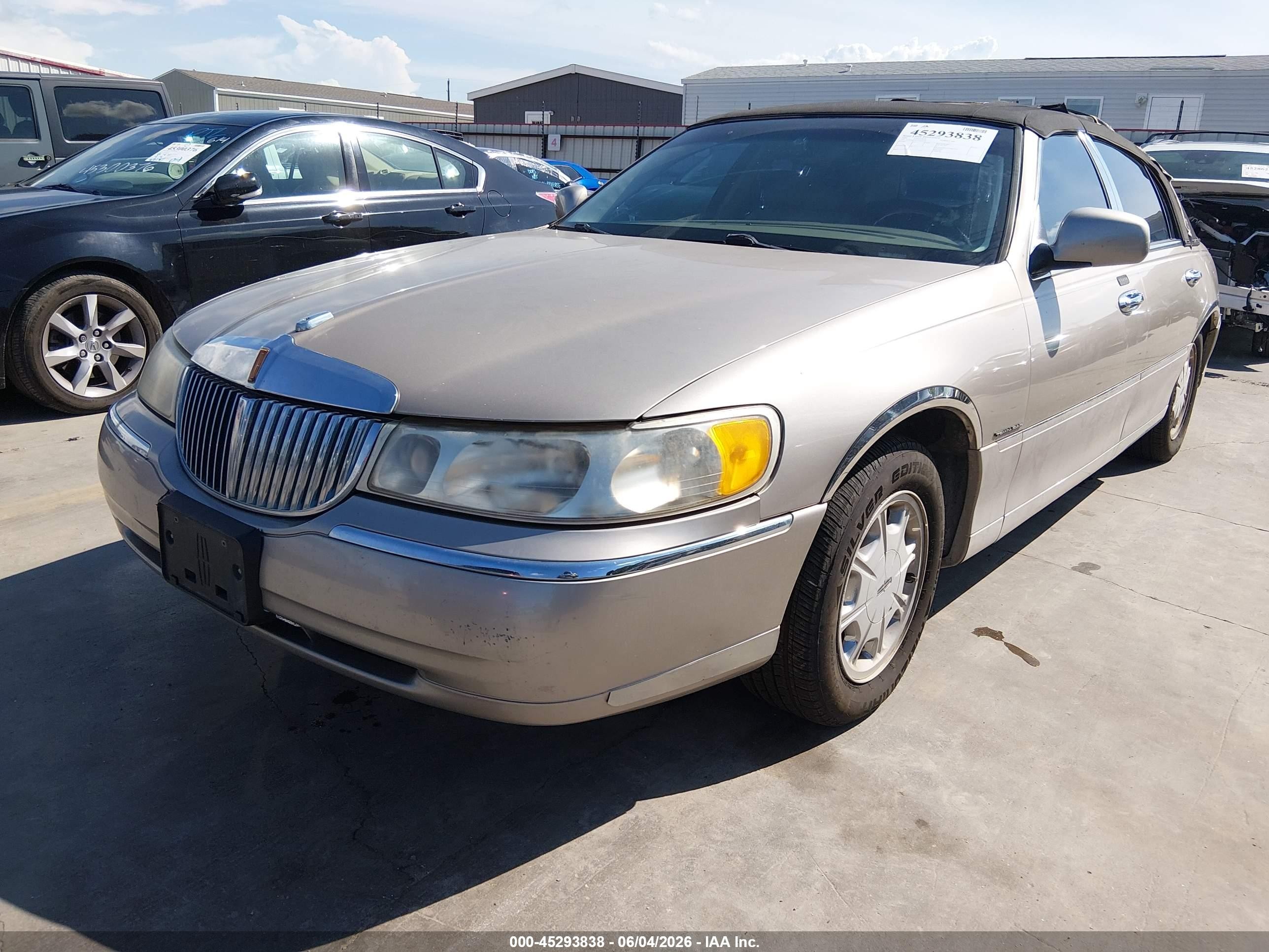 2000 Lincoln Town Car Signature Champagne vin: 1LNHM82W3YY933701