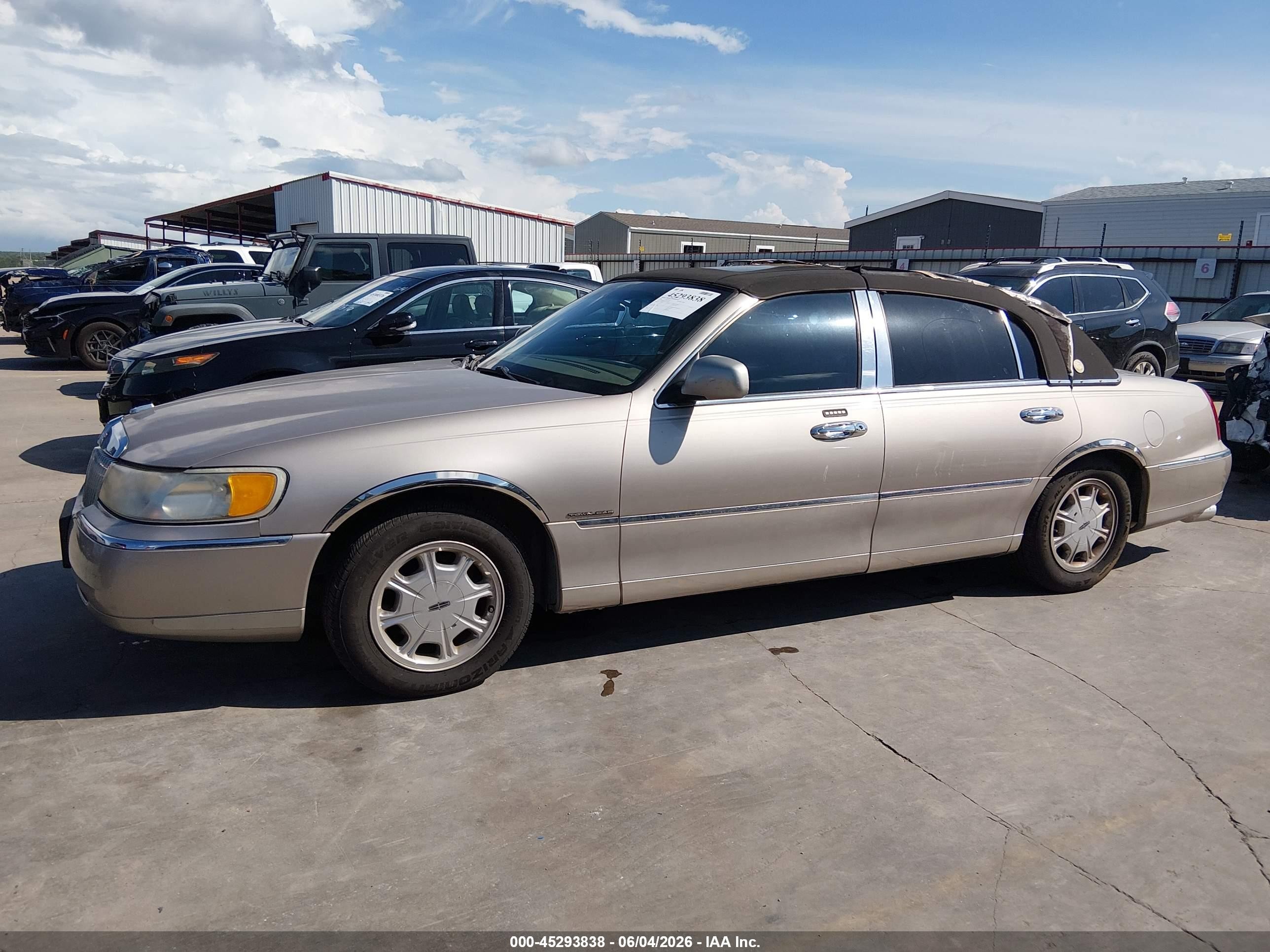 2000 Lincoln Town Car Signature Champagne vin: 1LNHM82W3YY933701