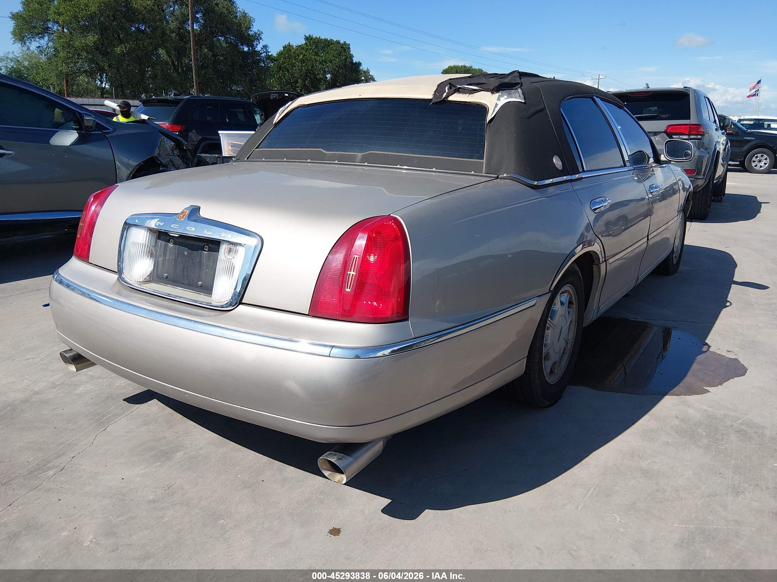 2000 Lincoln Town Car Signature Champagne vin: 1LNHM82W3YY933701